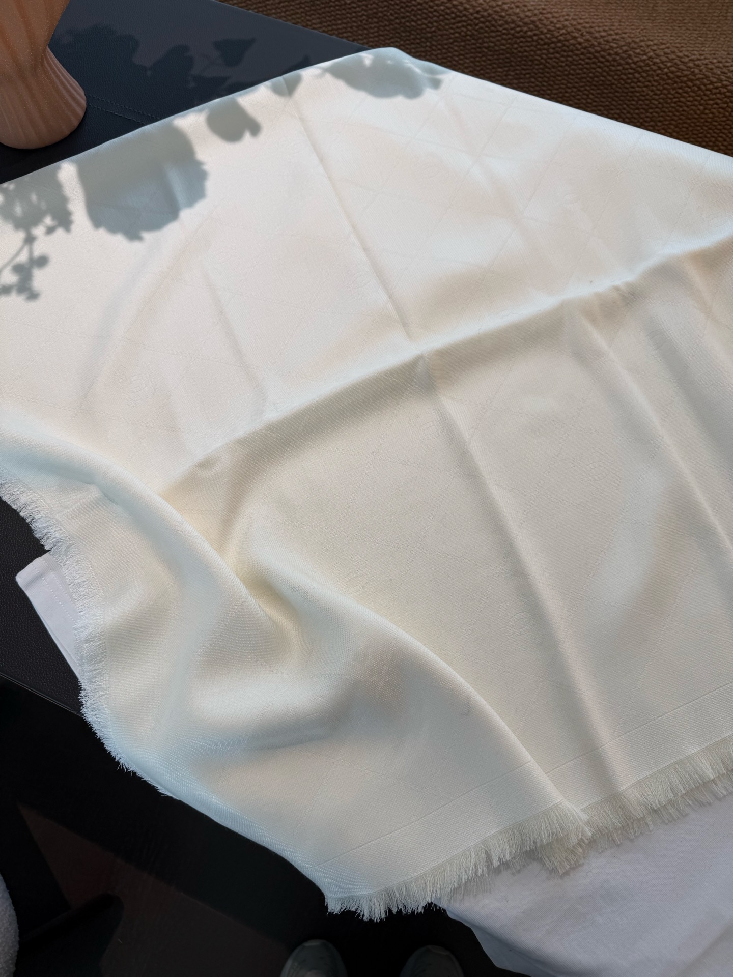 P黑灰色 2025最爆火的chanel 菱格披肩，双面设计体验不同风格穿搭，永远不会过时的经典，根本抢不到！ 经典菱格的