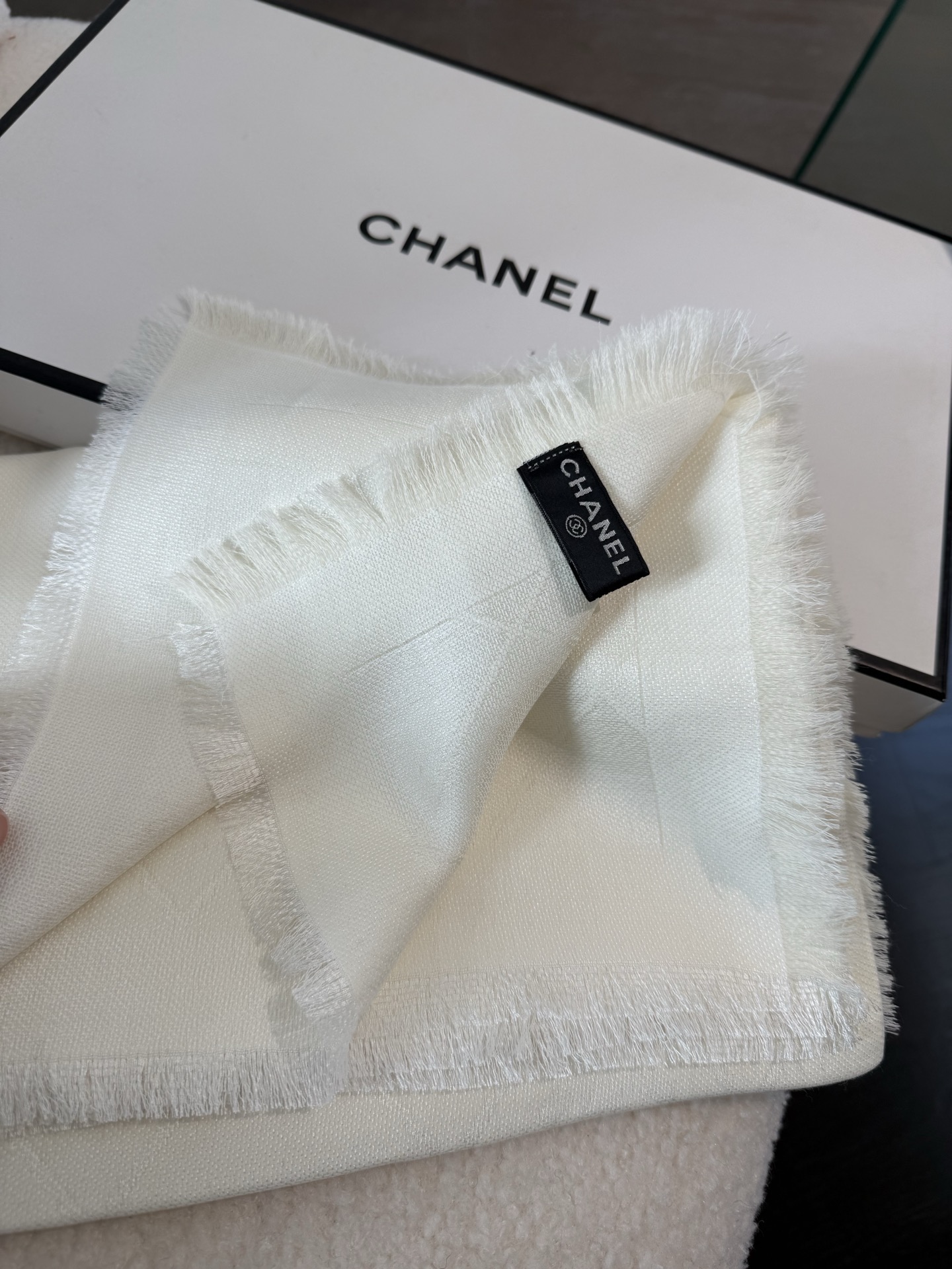 P黑灰色 2025最爆火的chanel 菱格披肩，双面设计体验不同风格穿搭，永远不会过时的经典，根本抢不到！ 经典菱格的