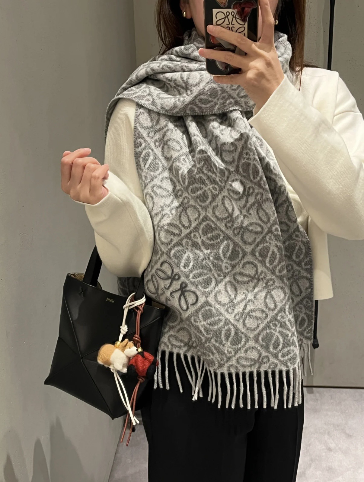 NO:727681,Simply!  Loewe's new scarf is so hot. New scarf for autumn and winter 2025. The upgraded checkerboard pattern is too exquisite and beautiful. It is printed with embossed anagram. Three classic colors, the milk tea color comes out first. Choose this as your first scarf in autumn and winter. High version scarf, high version scarf, loewe19860909简直了！罗意威新品围巾太火爆了 2025秋冬新品围巾 升级后的棋盘格也太精致好看了 印有浮雕anagram 经典三配色,先出了奶茶色 秋冬第一条围巾就选它 高版本围巾,高版本围巾,loewe,scarf