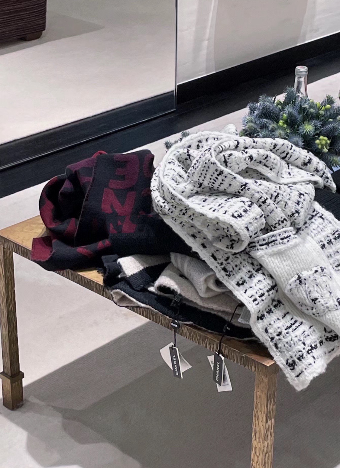 NO:727729,Chanel knitted scarf with pockets stomping my feet in love!  High-end with a bit of funky fun!  !  It is undoubtedly the most popular autumn and winter series~ The number one item that gives us confidence in winter is none other than the heavyweight and rare high-end scarf!  !  If you only have the budget for one high-end, non-colliding scarf this year and only want one, then this one must be highly recommended!  !  It is truly a model of effortless fashion and a model of big-name fashion!  !  Wearing a high-end cashmere scarf like this in winter will really bring you a sense of happiness and satisfaction!  !  !  !  The front is made of cashmere texture, paired with a unique embroidery design. This combination is truly high-end and fashionable, and instantly gives it an interesting soul!  !  The size of 30*180cm is very easy to control!  !  My mother’s price roar is recommended!  high version scarf, high version scarf, chanel19860909香奈儿带口袋针织围巾直跺脚地喜欢！高级又带点时髦的趣味！！当之无愧最主打的秋冬系列~ 冬日给我们自信的款排第一位的,非重磅的稀缺的高级围巾莫属！！如果高级不撞款围巾今年只有一款预算,只想收一条,那这款一定要重点推荐！！真的是毫不费力的时髦典范,是大牌时髦典范！！在冬天围上一件这样的高端羊绒围巾,真的很有幸福感满足感！！！！正面采用羊绒质地,搭配别出心裁刺绣设计,这样的结合真心是纯粹的高级和时髦感,瞬间有了有趣的灵魂！！30*180cm的尺寸,非常好驾驭！！亲妈价格咆哮推荐！高版本围巾,高版本围巾,chanel,scarf