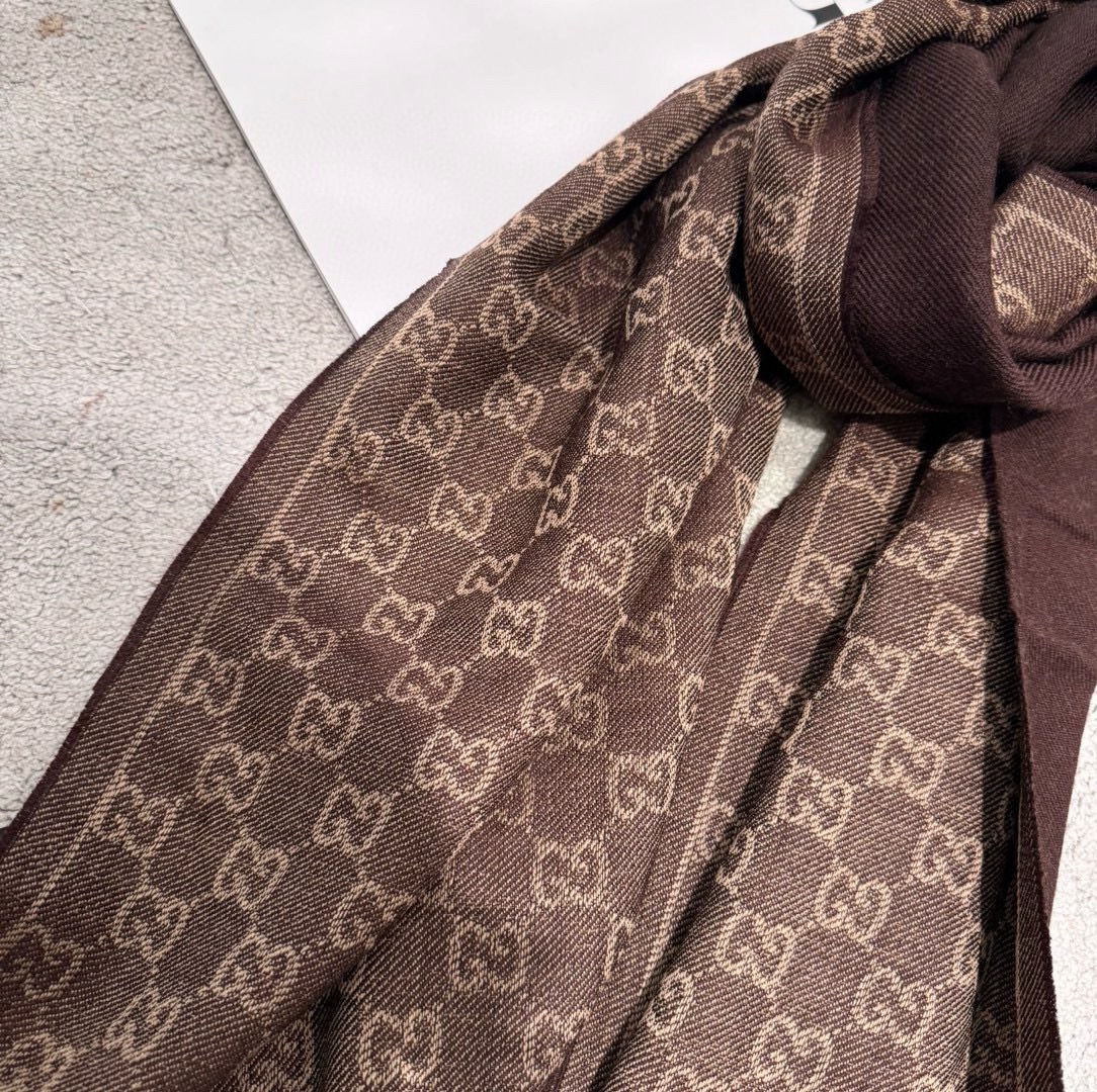 P免代购的围巾👍一模一样‼Gucci重磅极品贸易公司渠道货‼重磅家属福利👍少之又少的款式里,这个算流弊的。在G专柜N次见 P免代购的围巾👍一模一样‼Gucci重磅极品贸易公司渠道货‼重磅家属福利👍少之又少的款式里,这个算流弊的。在G专柜N次见