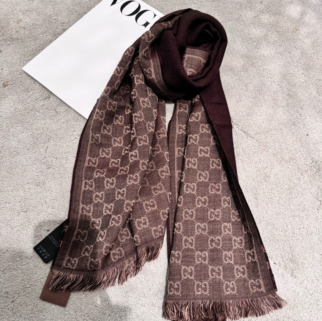 P免代购的围巾👍一模一样‼Gucci重磅极品贸易公司渠道货‼重磅家属福利👍少之又少的款式里,这个算流弊的。在G专柜N次见 P免代购的围巾👍一模一样‼Gucci重磅极品贸易公司渠道货‼重磅家属福利👍少之又少的款式里,这个算流弊的。在G专柜N次见