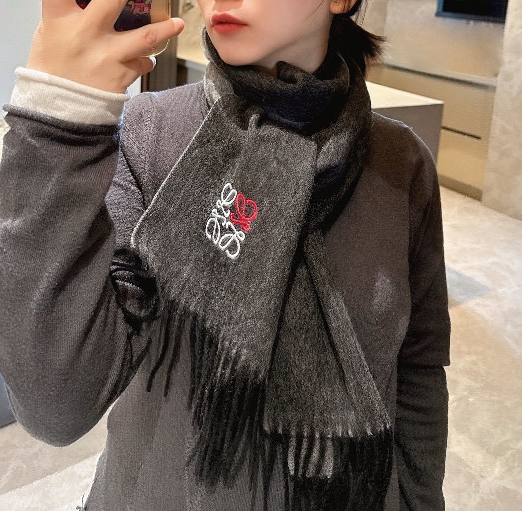 P罗意威。【男女围巾】怒赞自留，难得的高端男款！家属福利！非常正的围巾~面料大爱，非常柔软细腻舒服，轻度