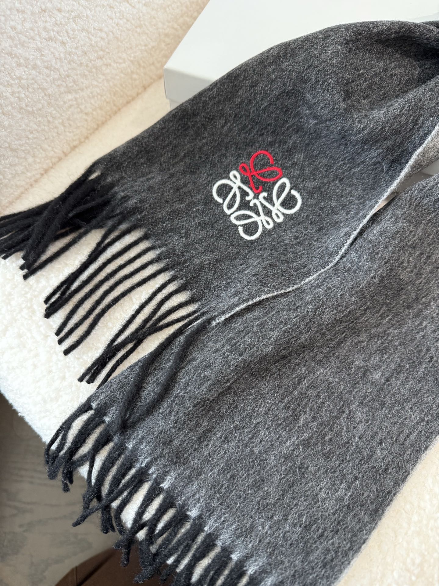 P罗意威。【男女围巾】怒赞自留，难得的高端男款！家属福利！非常正的围巾~面料大爱，非常柔软细腻舒服，轻度