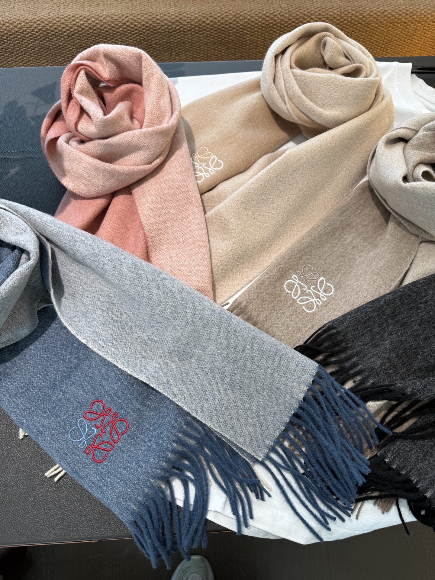 P罗意威。【男女围巾】怒赞自留，难得的高端男款！家属福利！非常正的围巾~面料大爱，非常柔软细腻舒服，轻度