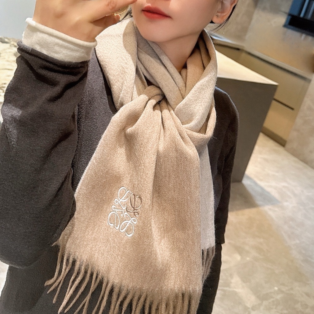 NO:727738,Luo Yiwei.【Men's and Women's Scarves】Praise for yourself, a rare high-end men's style!  Family benefits!  A very genuine scarf ~ I love the fabric, it is very soft, delicate and comfortable, with slight water ripples!  The atmosphere is simple and the color is super good-looking. Any boy will like this style. The small logo is very exquisite and the texture is unobtrusive~ The bulk goods have been shipped out a few months ago~ There is a little left over for the last order to benefit everyone~ Classic men's 30cm wide cashmere scarf!  Unisex style, size 35.180 (total length including tassels 180cm), suitable for formal wear or casual wear. It can be folded in half and hung or wrapped in a circle. It is gentlemanly style and has a warm demeanor!  high version scarf,high version scarf,loewe19860909罗意威.【男女围巾】怒赞自留,难得的高端男款！家属福利！非常正的围巾~面料大爱,非常柔软细腻舒服,轻度水波纹！大气简约,超级好看的男神配色,任何男生都会喜欢的款吧,小小Logo非常精致的点缀,有质感不张扬~大货几个月前已装船发走~尾单余一丢丢福利大家~经典男士的30cm宽羊绒围巾！男女通用款式,规格35.180（含穗子总长180cm）,搭配正装或者搭配休闲装都很合适~对折挂围或者绕圈围都完全可以,绅士有型~有温度的风度！高版本围巾,高版本围巾,loewe,scarf