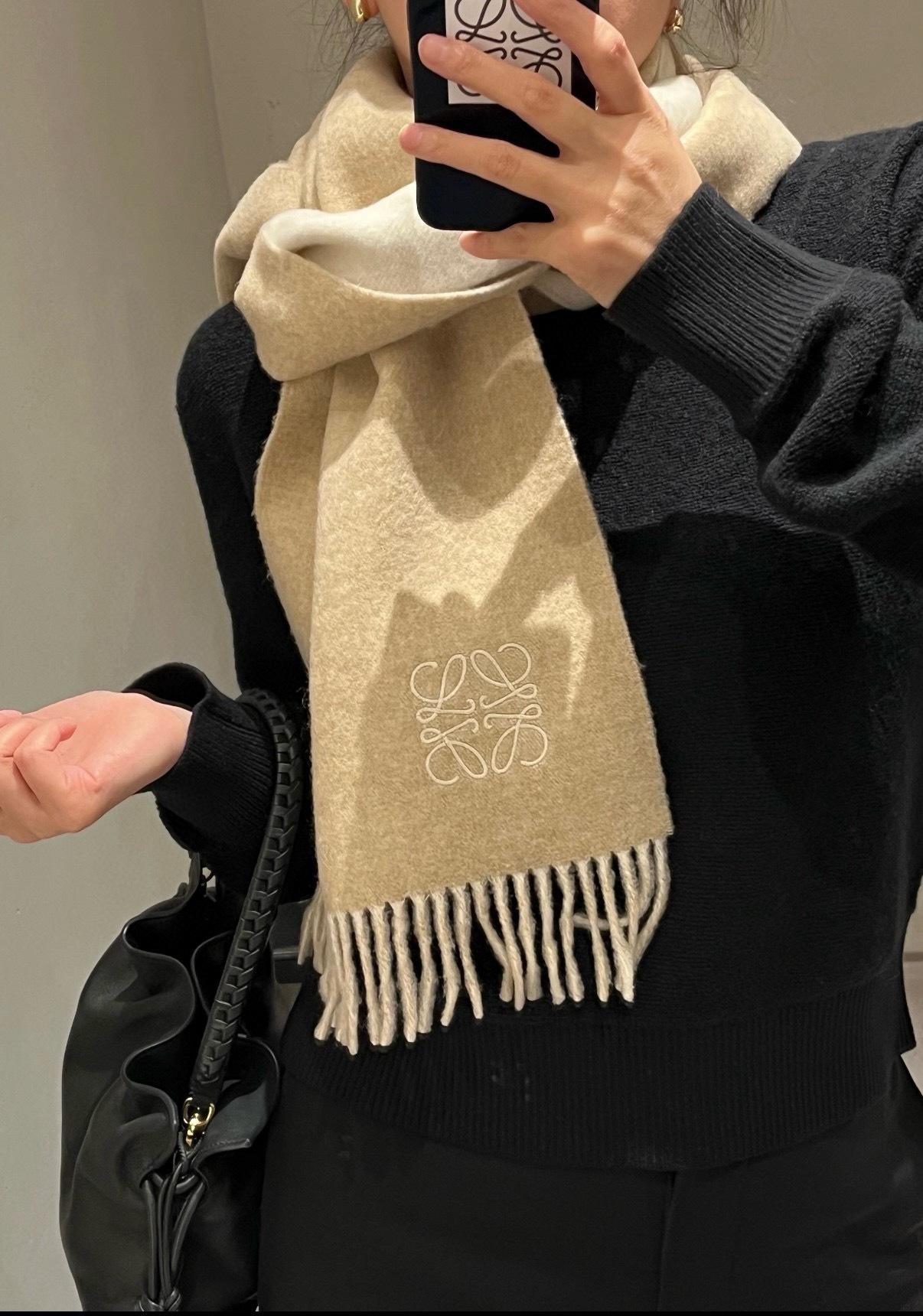 NO:727759,Luo Yiwei.【Men's and Women's Scarves】Praise for yourself, a rare high-end men's style!  Family benefits!  A very genuine scarf ~ I love the fabric, it is very soft, delicate and comfortable, with slight water ripples!  The atmosphere is simple and the color is super good-looking. Any boy will like this style. The small logo is very exquisite and the texture is unobtrusive~ The bulk goods have been shipped out a few months ago~ There is a little left over for the last order to benefit everyone~ Classic men's 30cm wide cashmere scarf!  Unisex style, size 35.180 (total length including tassels 180cm), suitable for formal wear or casual wear. It can be folded in half and hung or wrapped in a circle. It is gentlemanly style and has a warm demeanor!  high version scarf,high version scarf,loewe19860909罗意威.【男女围巾】怒赞自留,难得的高端男款！家属福利！非常正的围巾~面料大爱,非常柔软细腻舒服,轻度水波纹！大气简约,超级好看的男神配色,任何男生都会喜欢的款吧,小小Logo非常精致的点缀,有质感不张扬~大货几个月前已装船发走~尾单余一丢丢福利大家~经典男士的30cm宽羊绒围巾！男女通用款式,规格35.180（含穗子总长180cm）,搭配正装或者搭配休闲装都很合适~对折挂围或者绕圈围都完全可以,绅士有型~有温度的风度！高版本围巾,高版本围巾,loewe,scarf