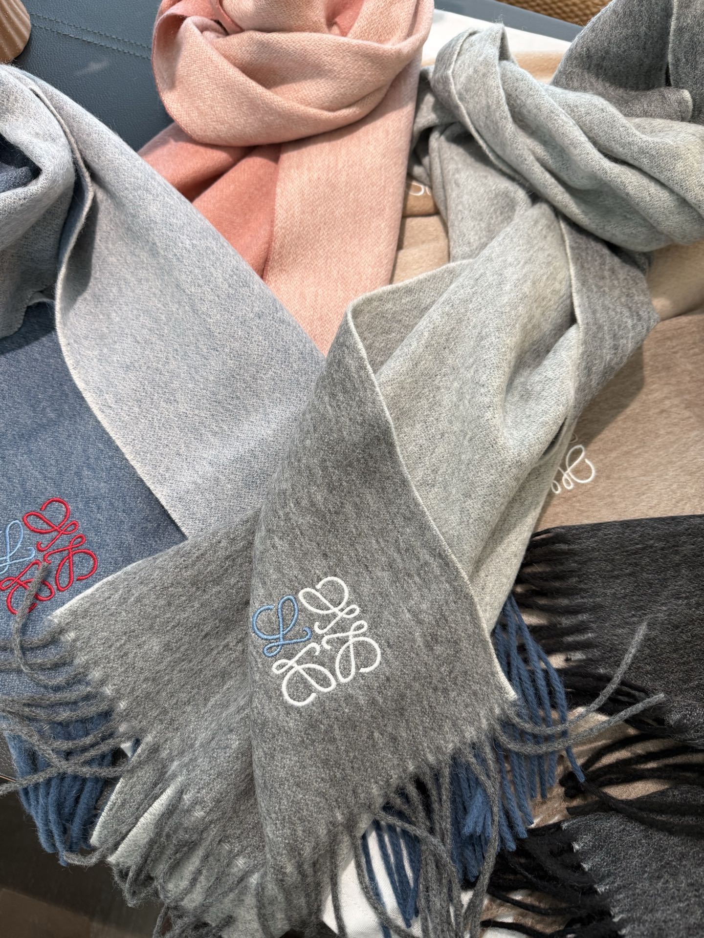 P罗意威。【男女围巾】怒赞自留，难得的高端男款！家属福利！非常正的围巾~面料大爱，非常柔软细腻舒服，轻度