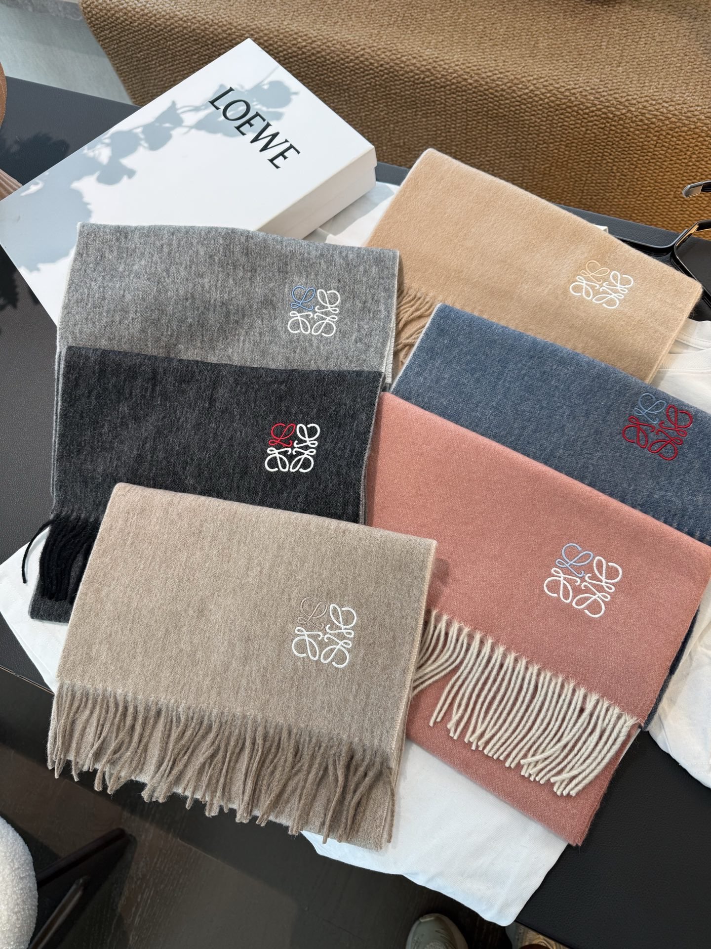 P罗意威。【男女围巾】怒赞自留，难得的高端男款！家属福利！非常正的围巾~面料大爱，非常柔软细腻舒服，轻度