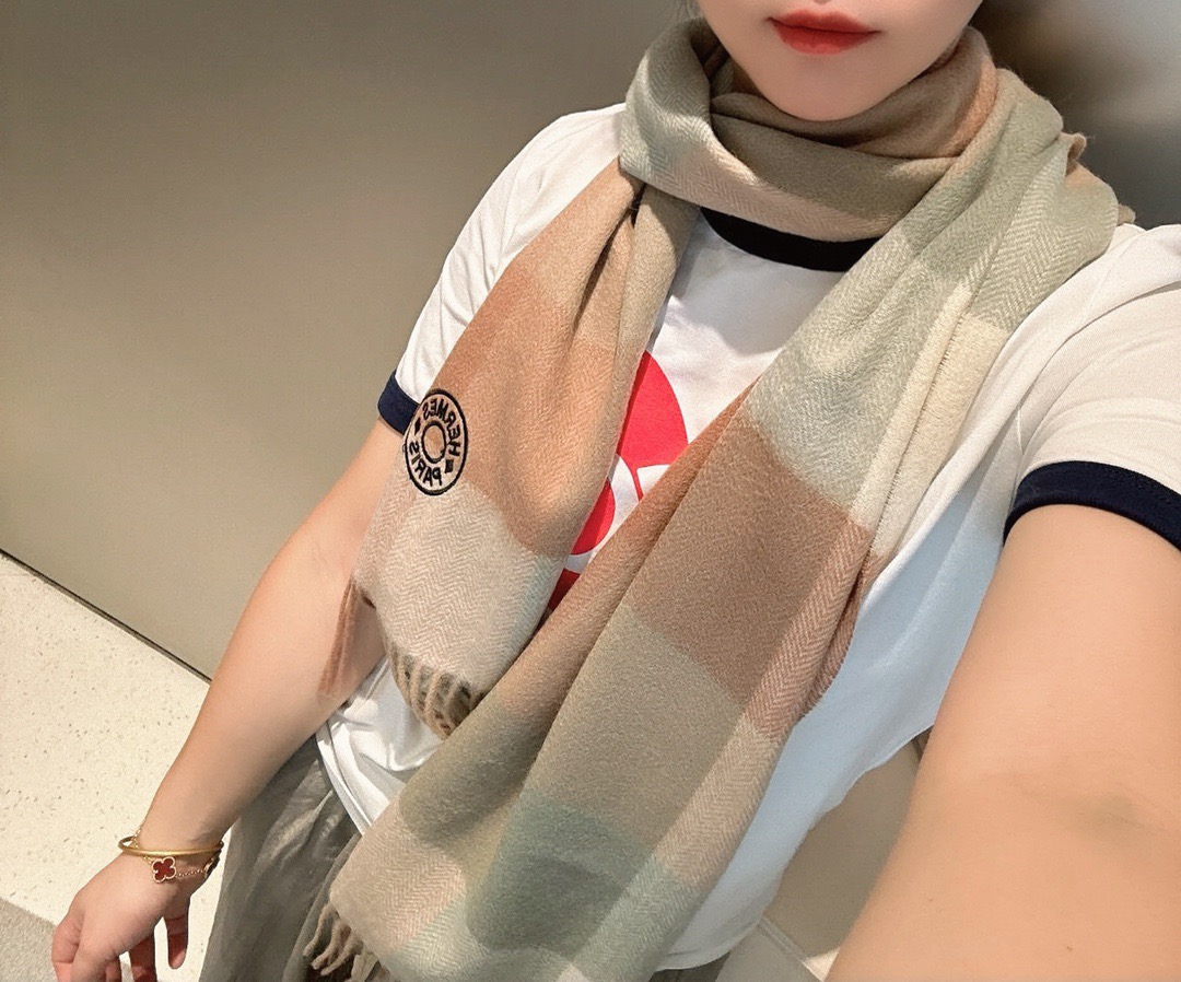 NO:727770,Hermès [Men's and Women's Scarf] is a rare high-end men's style that I like to keep for myself!  Family benefits!  Burberry's very authentic men's scarf ~ I love the fabric, it is very soft, delicate and comfortable, with slight water ripples!  The atmosphere is simple and the color is super good-looking. It is a style that any boy will like. The small logo is very exquisite and the texture is not ostentatious. The bulk goods have been shipped a few months ago. The last order is a little bit for everyone. The size is 30*180 (the total length including the tassel is 180cm). It is suitable for formal wear or casual wear. It can be folded in half or hung in a circle. It is a gentleman's style and has a warm demeanor!  .high version scarf,high version scarf,burberry,hermes19860909爱马仕【男女围巾】怒赞自留,难得的高端男款！家属福利！巴宝莉非常正的男士围巾~面料大爱,非常柔软细腻舒服,轻度水波纹！大气简约,超级好看的男神配色,任何男生都会喜欢的款吧,小小Logo非常精致的点缀,有质感不张扬~大货几个月前已装船发走~尾单余一丢丢福利大家~规格30*180（含穗子总长180cm）,搭配正装或者搭配休闲装都很合适~对折挂围或者绕圈围都完全可以,绅士有型~有温度的风度！.高版本围巾,高版本围巾,burberry,hermes,scarf