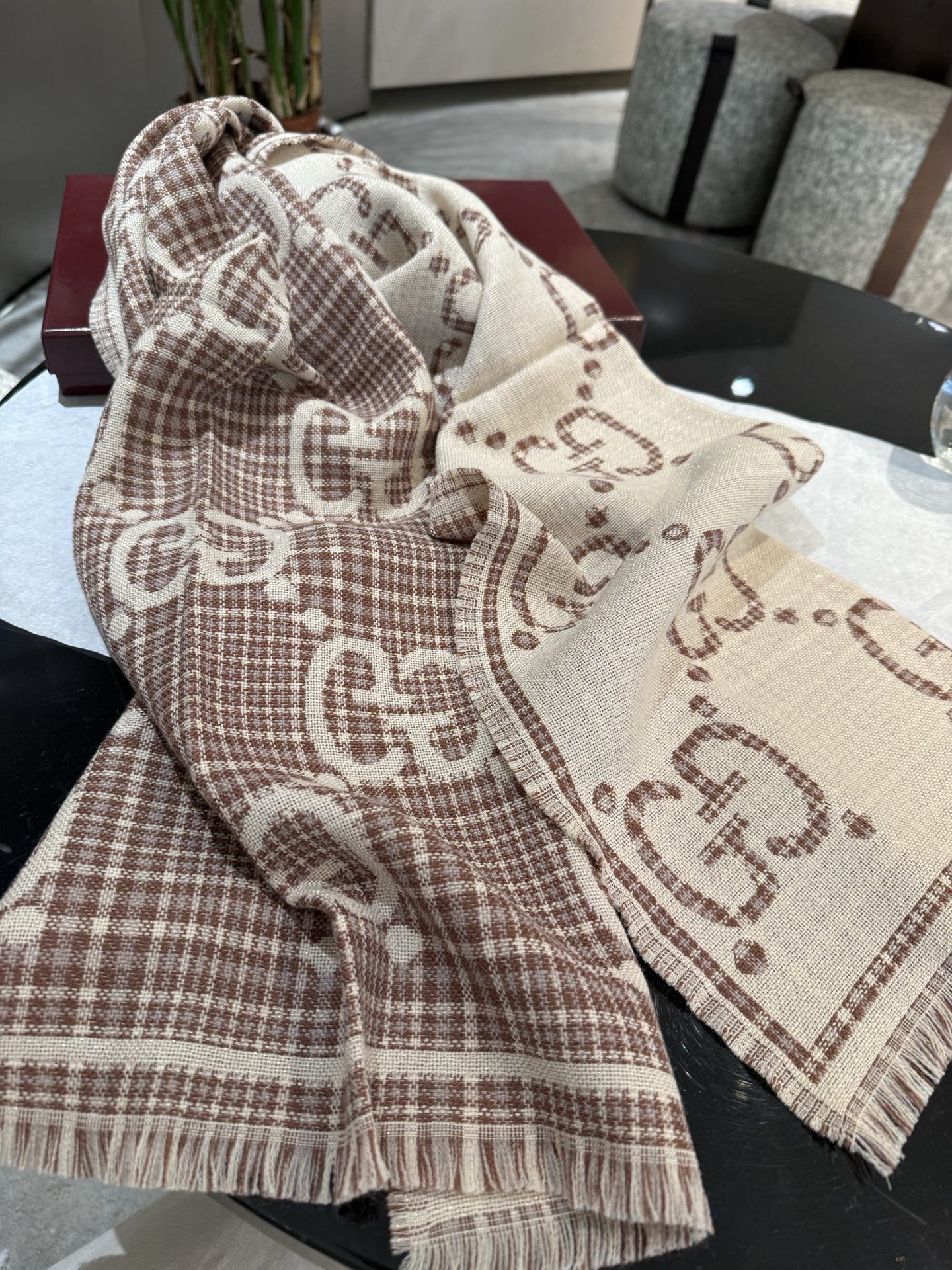 P高版本最新色出货啦🥰🥰G家风格字母 面料：羊毛，尺寸：47*180 羊毛真丝围巾，装饰超大造型设计GG图案。于1970