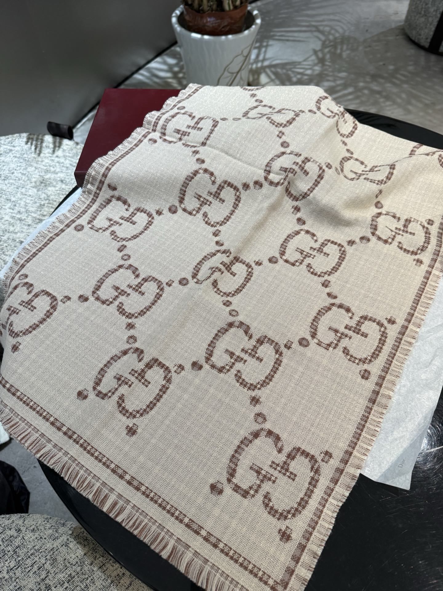 P高版本最新色出货啦🥰🥰G家风格字母 面料：羊毛，尺寸：47*180 羊毛真丝围巾，装饰超大造型设计GG图案。于1970