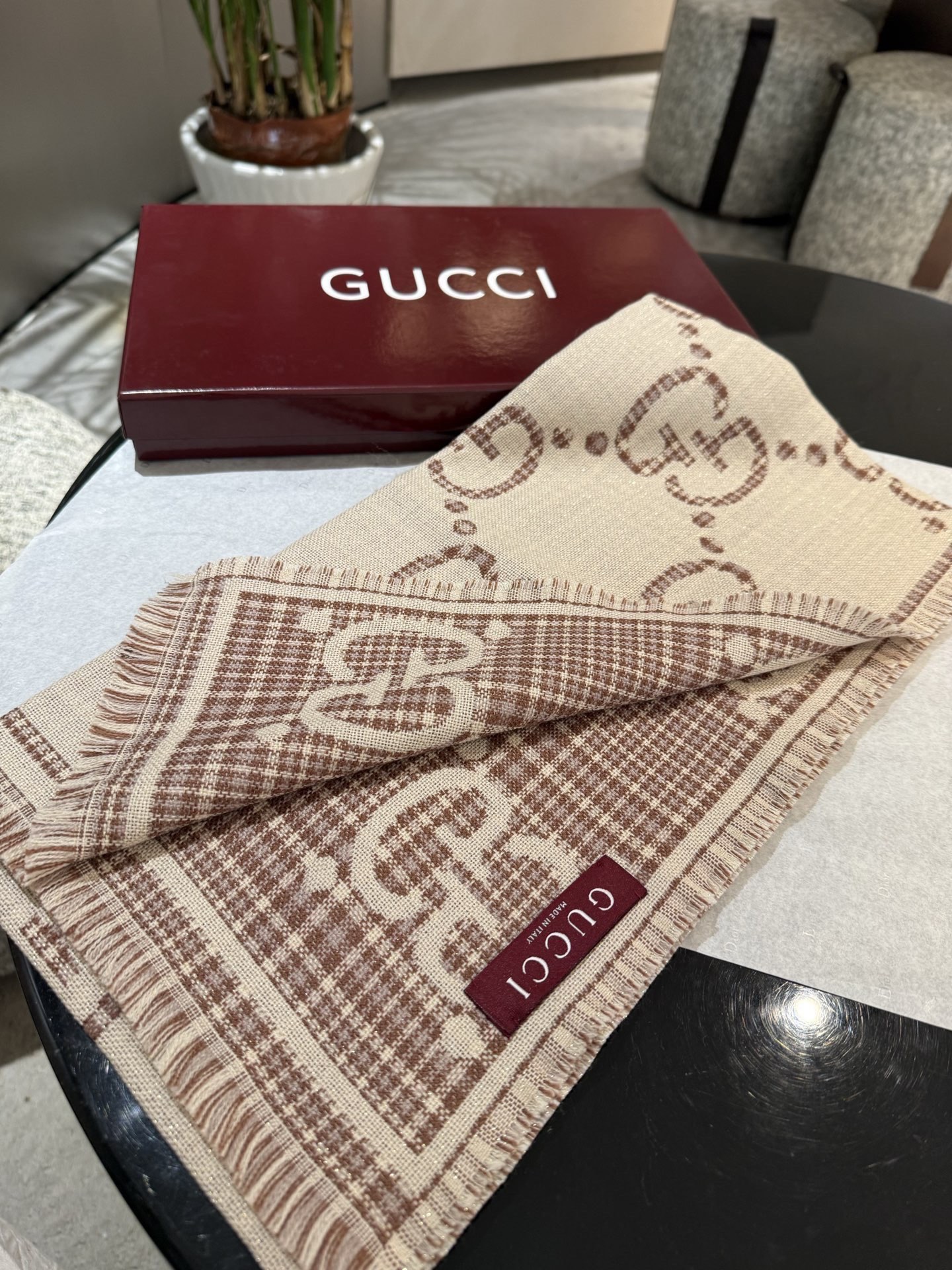 P高版本最新色出货啦🥰🥰G家风格字母 面料：羊毛，尺寸：47*180 羊毛真丝围巾，装饰超大造型设计GG图案。于1970