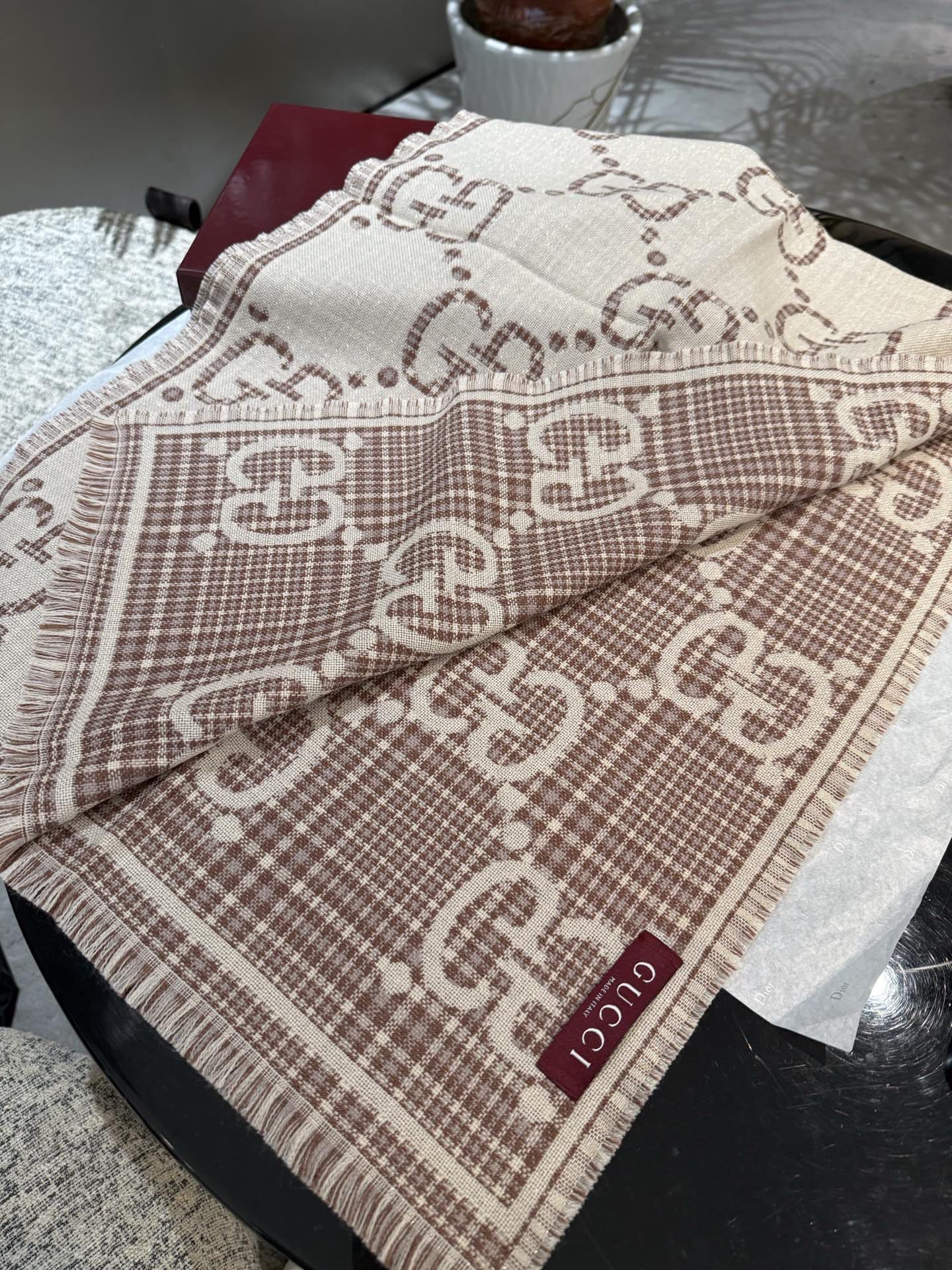 P高版本最新色出货啦🥰🥰G家风格字母 面料：羊毛，尺寸：47*180 羊毛真丝围巾，装饰超大造型设计GG图案。于1970