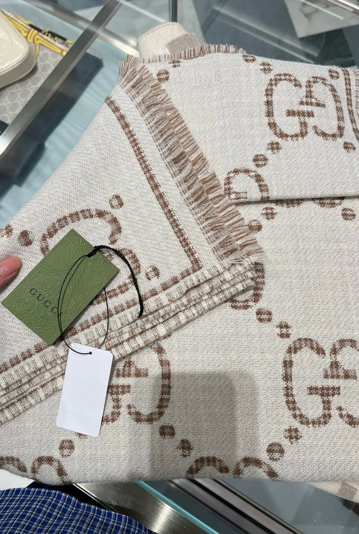 P高版本最新色出货啦🥰🥰G家风格字母 面料：羊毛，尺寸：47*180 羊毛真丝围巾，装饰超大造型设计GG图案。于1970
