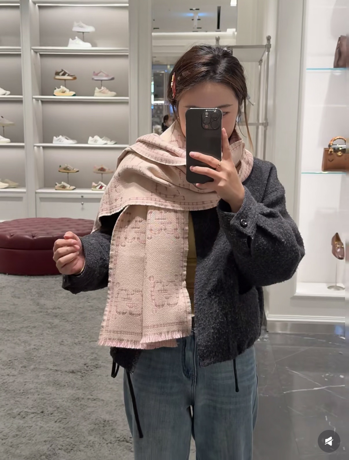 NO:727722,The latest color of the high version is shipped. The G family style letters are made of wool, size 47*180, wool silk scarf, decorated with oversized design GG pattern. The GG logo, first used in the 1970s, evolved from the early Gucci diamond design in the 1930s, and has since become a symbol of Gucci heritage. In the 2018 early spring series, the GG pattern returns to the forefront of fashion in a new way to match the returning trend of the plaid style, making it more unique and fashionable!  high version scarf,high version scarf,gucci,gucci,real silk19860909高版本最新色出货啦G家风格字母 面料羊毛,尺寸47*180 羊毛真丝围巾,装饰超大造型设计GG图案.于1970年代首次使用的GG标识,由始于1930年代的早期Gucci菱形设计演化而来,其后便成为Gucci传承的标志.在2018早春系列中,GG图案以全新方式重返时尚前沿搭配起重返潮流的格纹风格 更加独特时尚！高版本围巾,高版本围巾,gucci,gucci,real silk,scarf