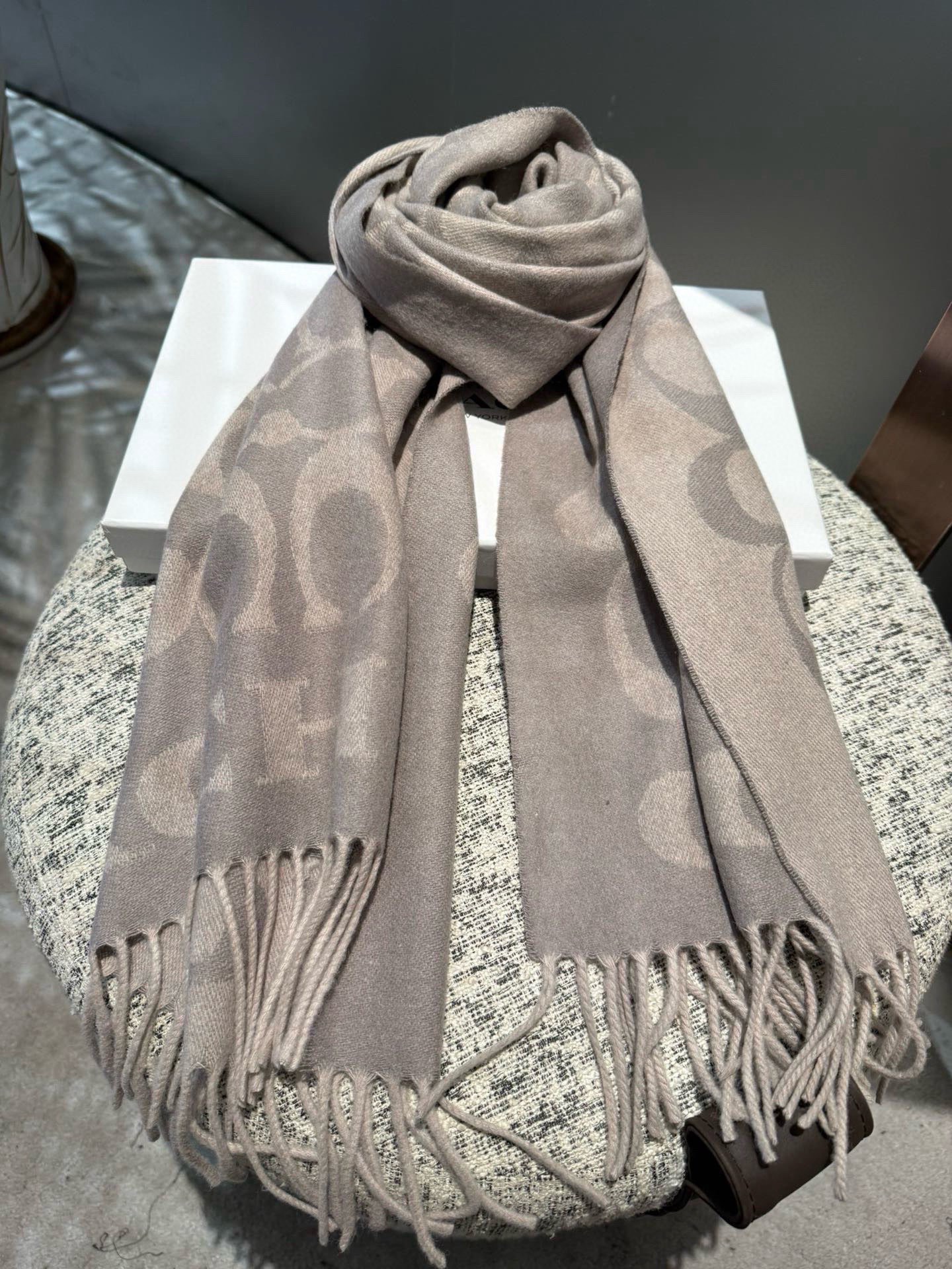 P蔻驰 新款到！Coach爆款！三色披肩也太好看了吧！不仅有颜值还有品质，97%羊毛+3%羊绒，手感超级