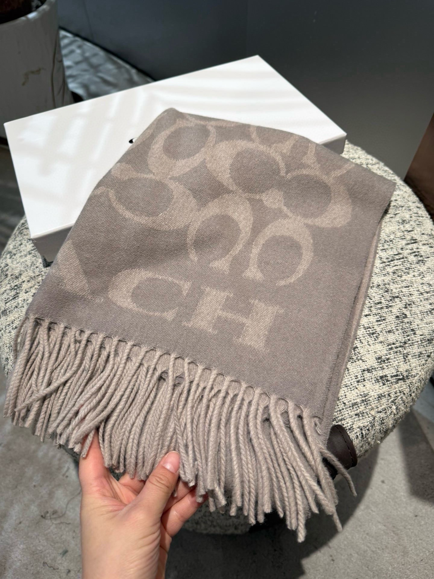 P蔻驰 新款到！Coach爆款！三色披肩也太好看了吧！不仅有颜值还有品质，97%羊毛+3%羊绒，手感超级