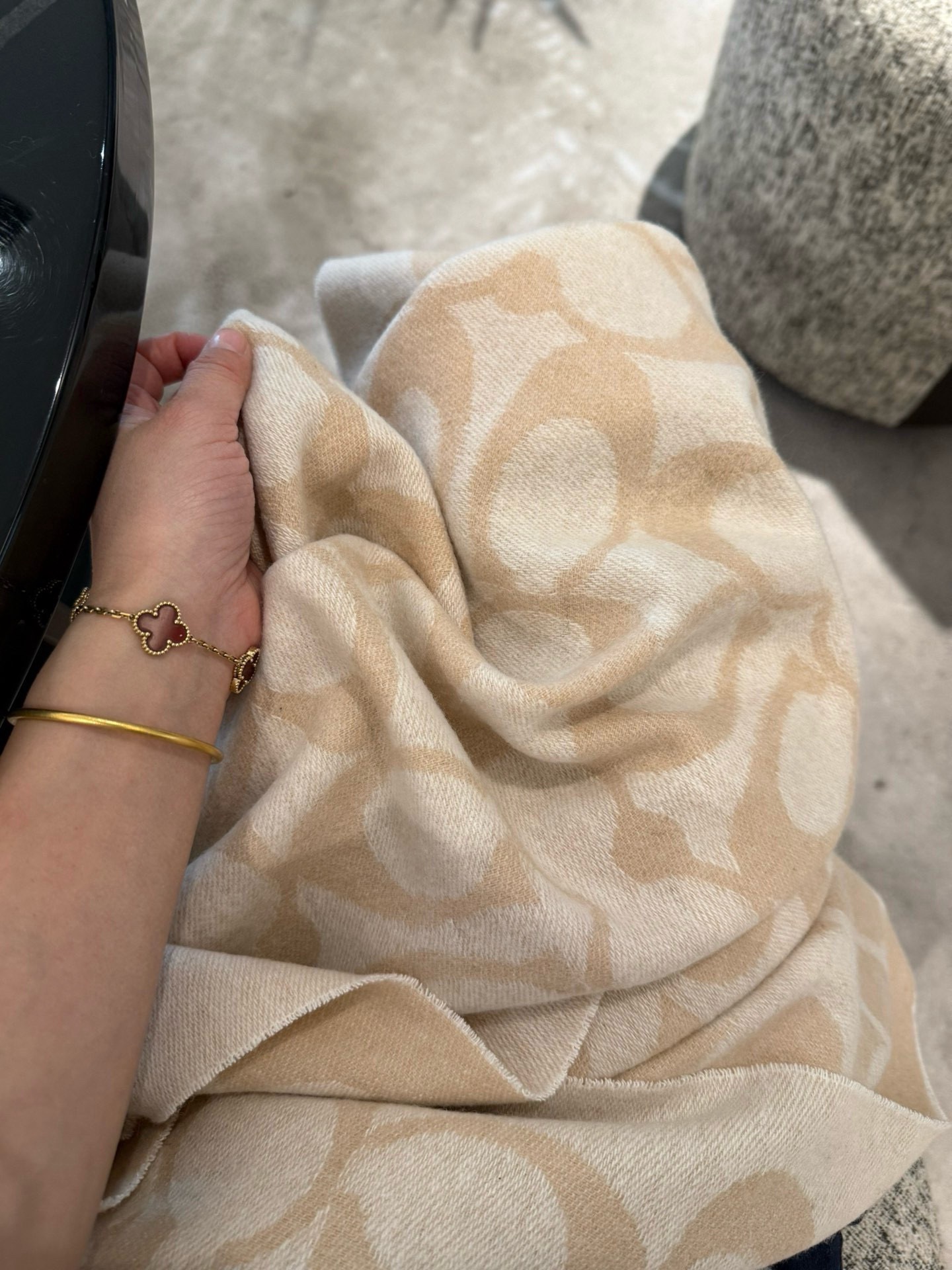 P蔻驰 新款到！Coach爆款！三色披肩也太好看了吧！不仅有颜值还有品质，97%羊毛+3%羊绒，手感超级