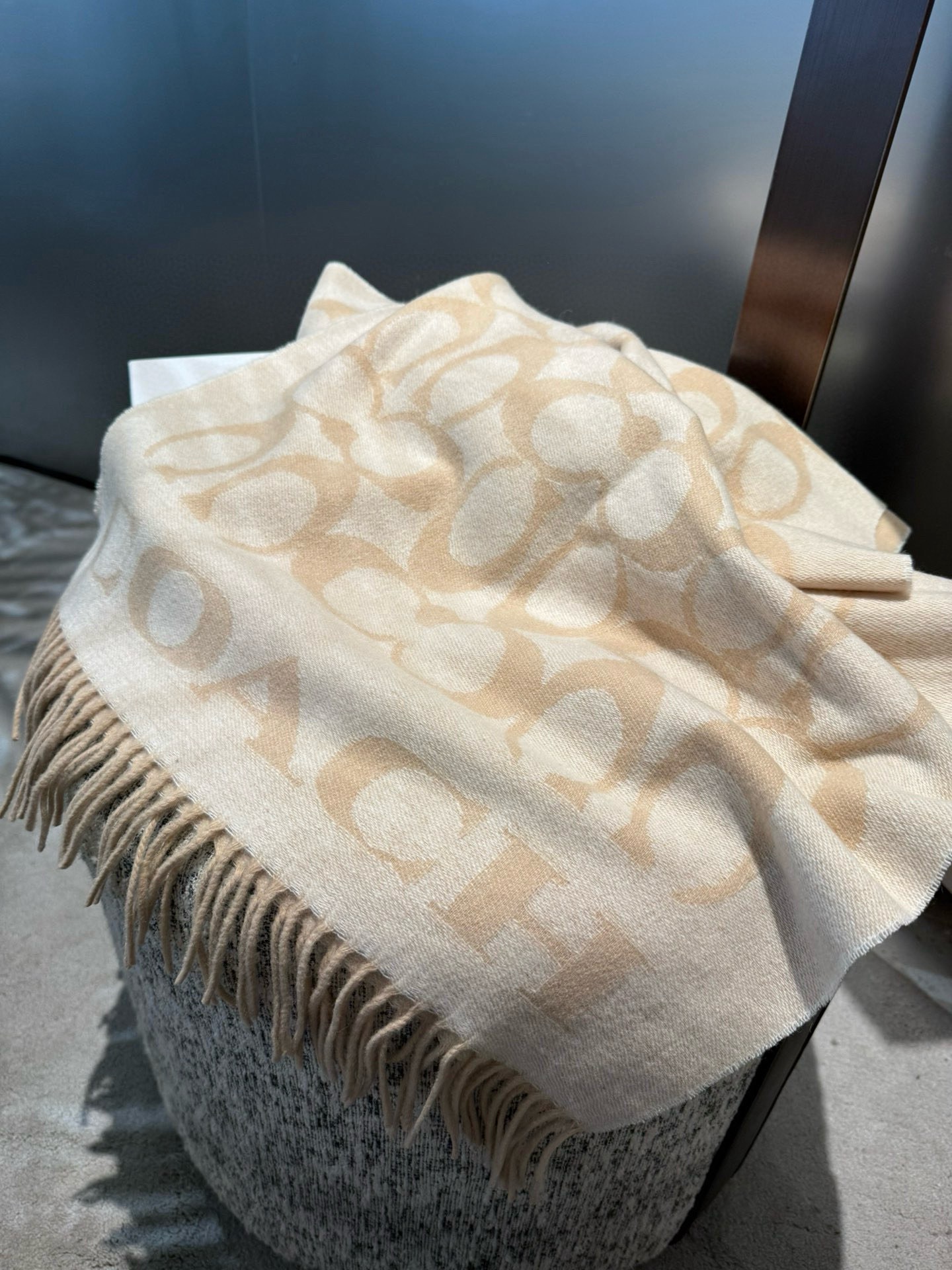 P蔻驰 新款到！Coach爆款！三色披肩也太好看了吧！不仅有颜值还有品质，97%羊毛+3%羊绒，手感超级