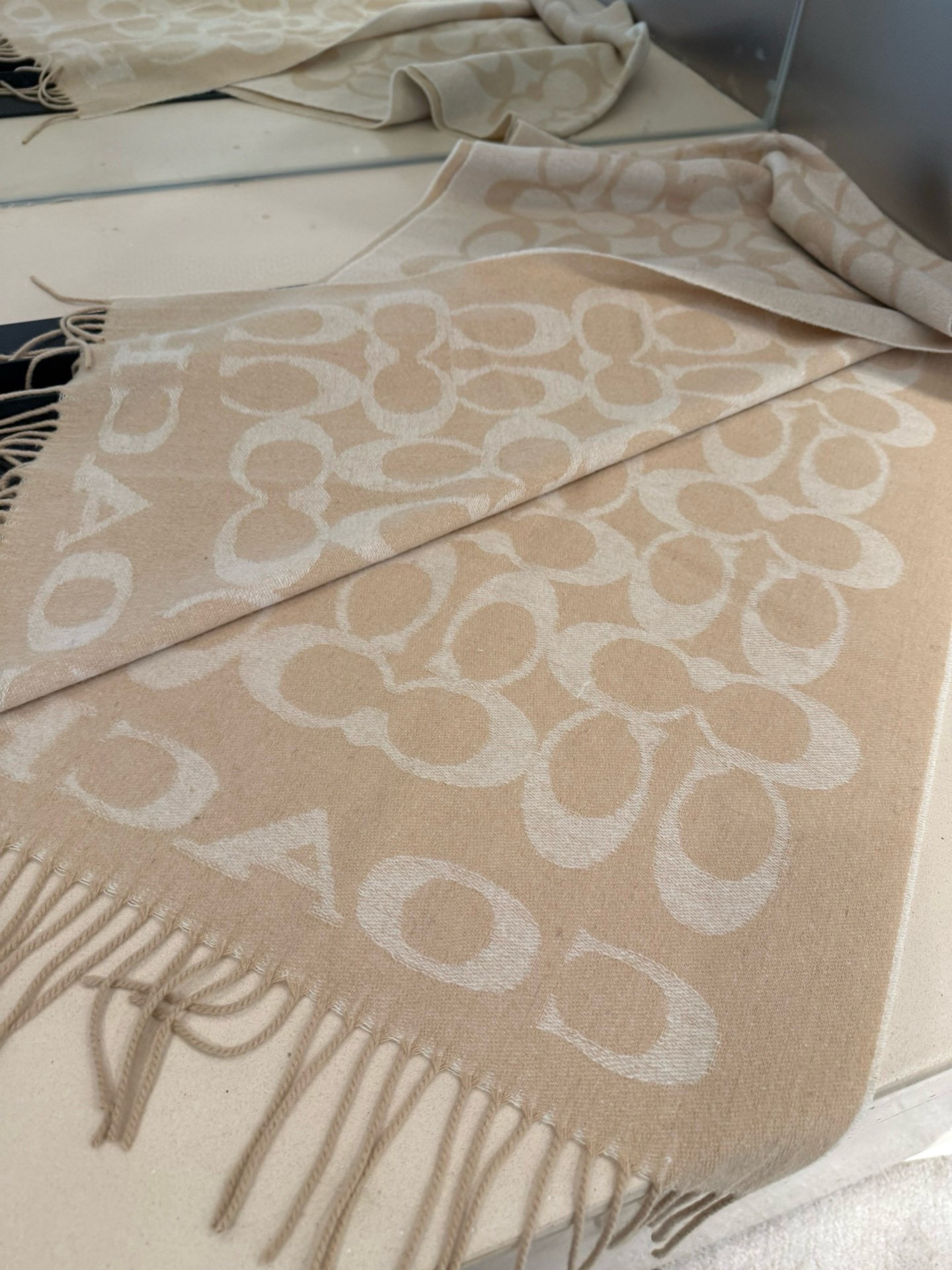 P蔻驰 新款到！Coach爆款！三色披肩也太好看了吧！不仅有颜值还有品质，97%羊毛+3%羊绒，手感超级