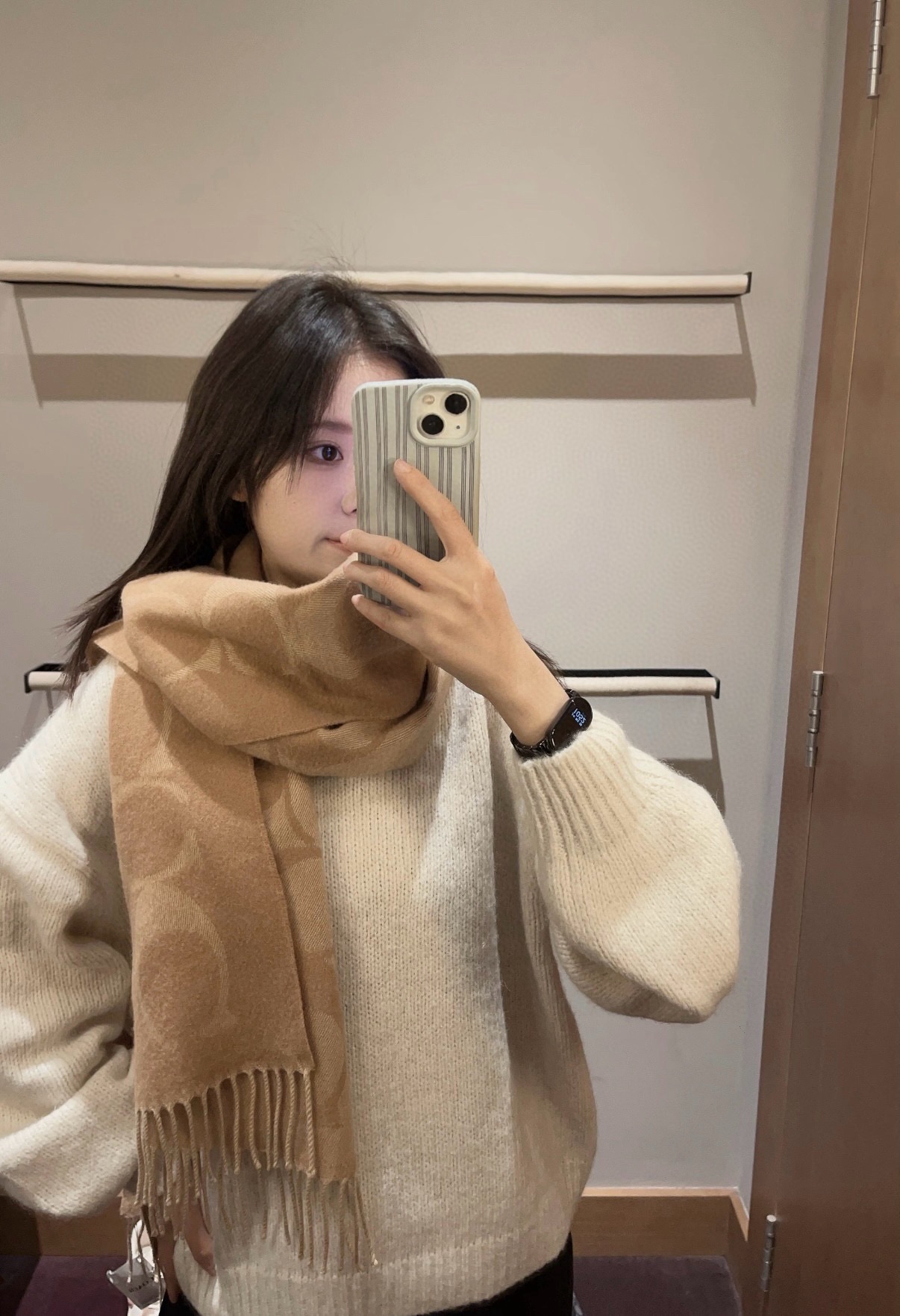 NO:727800,Coach 2025 new models arrive!  Coach is a hit!  The three-color shawl is so pretty!  It not only has good looks but also quality, 97 wool + 3 cashmere, it feels super soft and comfortable, the size is 195×53cm, the overall width is okay, it can be regarded as a small shawl. The front and back are made of complementary colors, one side has a dark logo with a light base, and the other side has the opposite color. This is a must-have scarf for autumn and winter!  .high version scarf,high version scarf,coach,coach,shawls19860909蔻驰 2025年新款到！Coach爆款！三色披肩也太好看了吧！不仅有颜值还有品质,97羊毛+3羊绒,手感超级软糯和舒服,尺寸195×53cm,整体宽度还可以,算是个小披肩.正反面做的互补色,一面是深色logo搭配浅色底,另一面是相反色,秋冬围巾一定要冲这一条！.高版本围巾,高版本围巾,coach,coach,shawls,scarf
