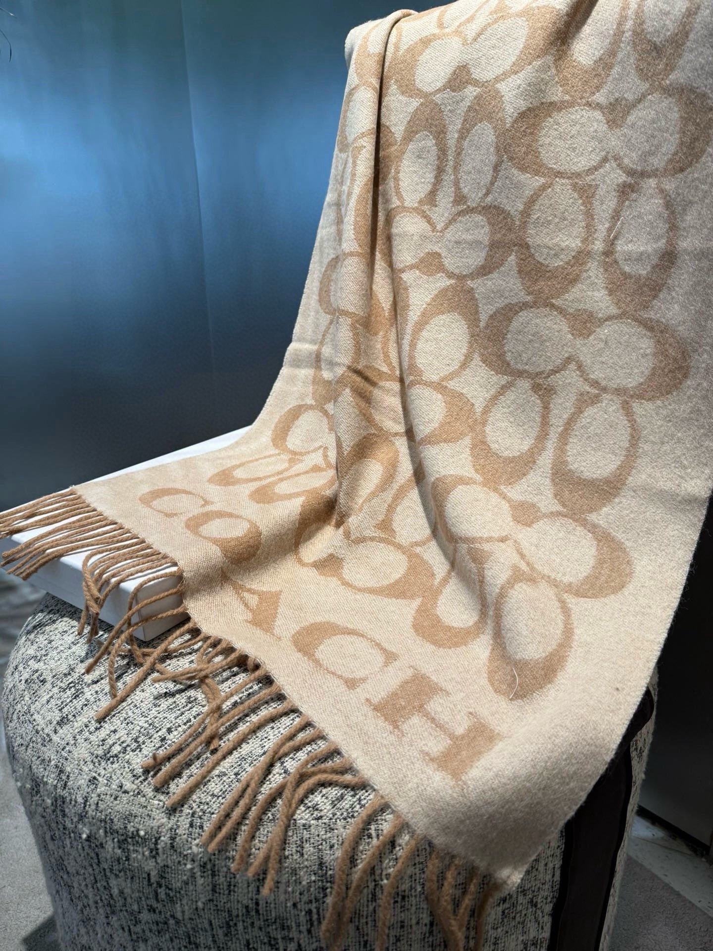 P蔻驰 新款到！Coach爆款！三色披肩也太好看了吧！不仅有颜值还有品质，97%羊毛+3%羊绒，手感超级