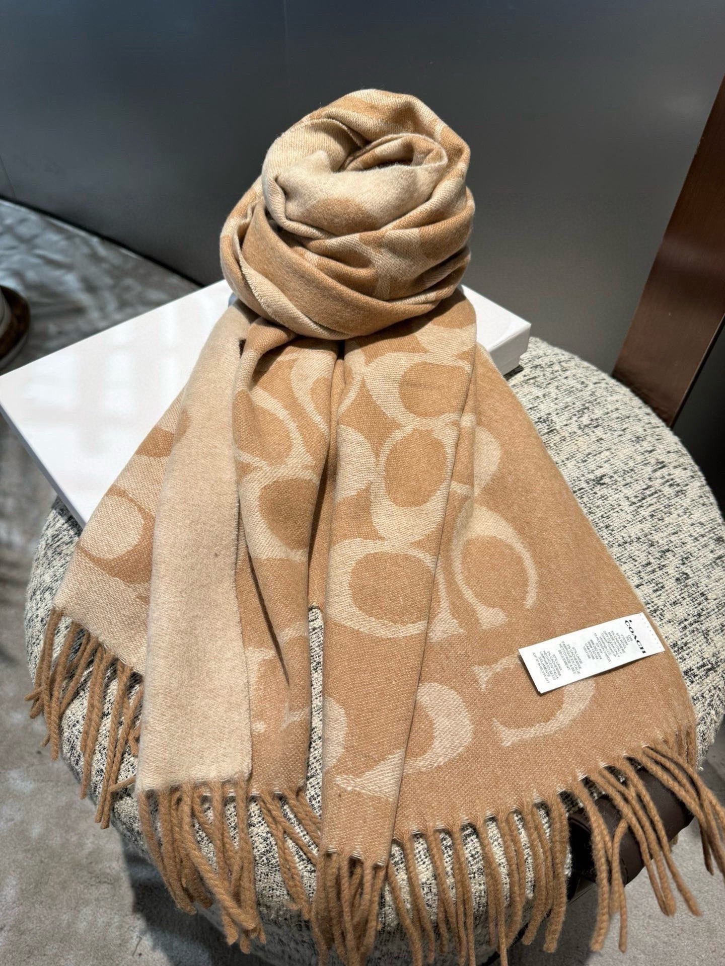 P蔻驰 新款到！Coach爆款！三色披肩也太好看了吧！不仅有颜值还有品质，97%羊毛+3%羊绒，手感超级