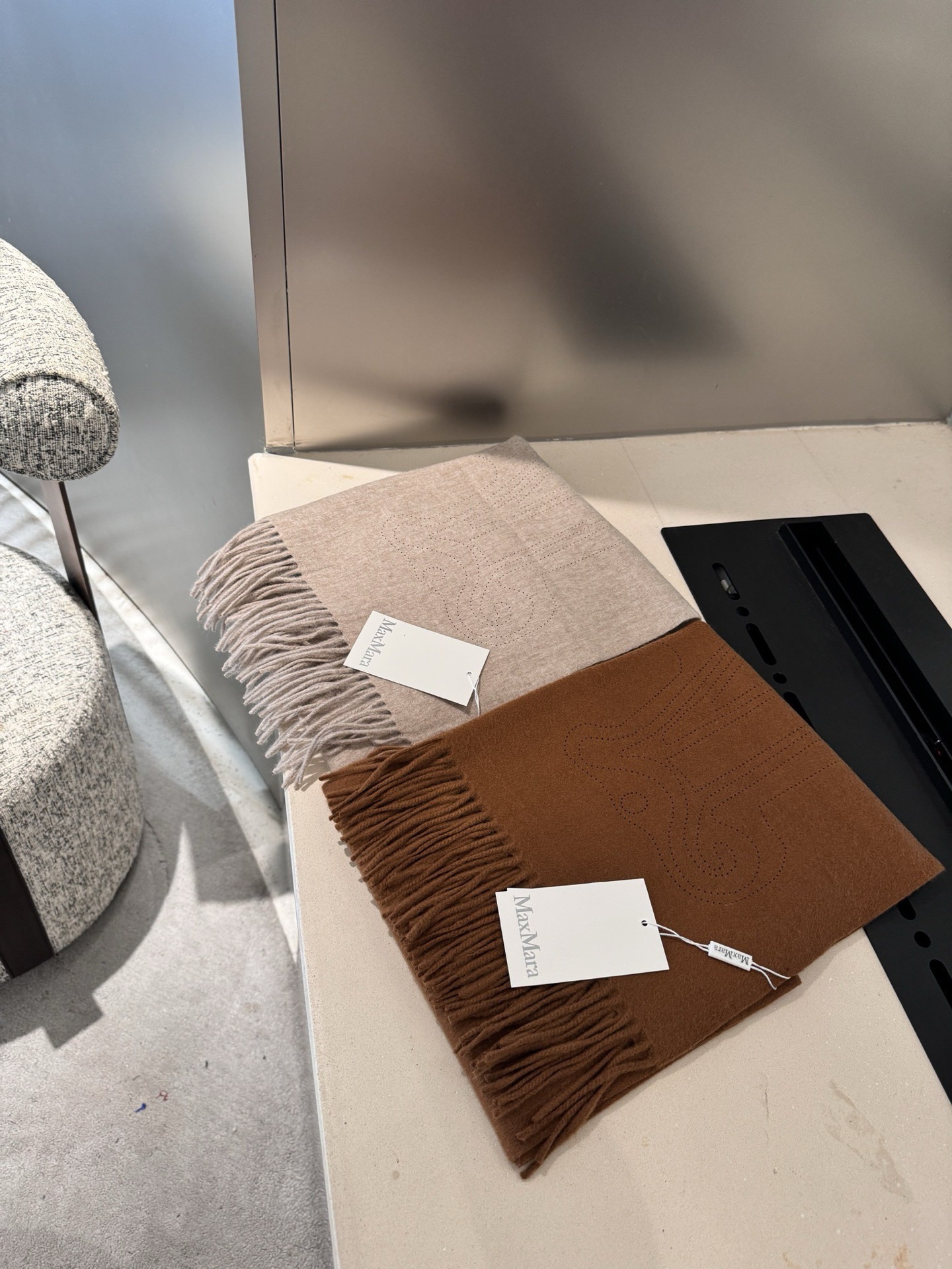 P极简围巾，Max最新版本一眼高级的羊绒羊毛混纺围巾🧣这个款式为什么不做纯绒版本，因为需要打孔的造型，纯