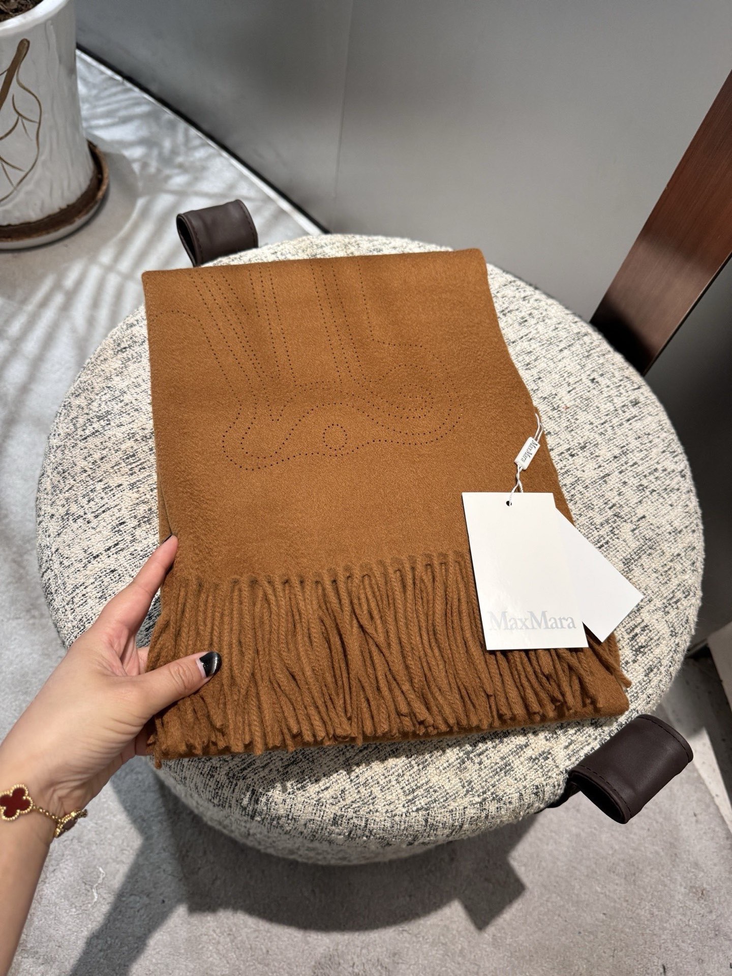 P极简围巾，Max最新版本一眼高级的羊绒羊毛混纺围巾🧣这个款式为什么不做纯绒版本，因为需要打孔的造型，纯