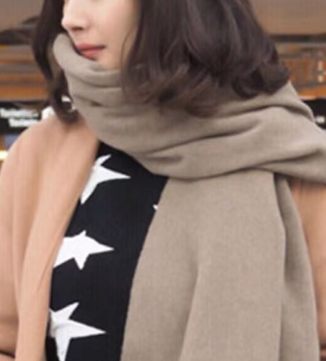 NO:727809,Minimalist scarf, the latest version of Max. A high-end cashmere and wool blended scarf at first glance. Why not make a pure cashmere version of this style? Because it needs to be punched, pure cashmere is easy to turn. It uses extremely high-quality fine wool and feels very comfortable. High-end light luxury minimalist series, unique and high-end. It is more expensive than a cashmere sweater. It is made by hand, cashmere!  No gorgeous words can describe her sense of luxury, Wang Zha three colors, 30cmx190cm high version scarf, high version scarf19860909极简围巾,Max最新版本 一眼高级的羊绒羊毛混纺围巾 这个款式为什么不做纯绒版本,因为需要打孔的造型,纯绒容易翻毛,采用的极高品质的精细小羊毛,手感非常舒适 高级轻奢极简系列, 独一份高级 比一件羊绒衫的成本都要高, 纯手工打造, 山羊绒！ 任何华丽的词儿形容不出来她的高级感,王炸三色,30cmx190cm高版本围巾,高版本围巾,scarf