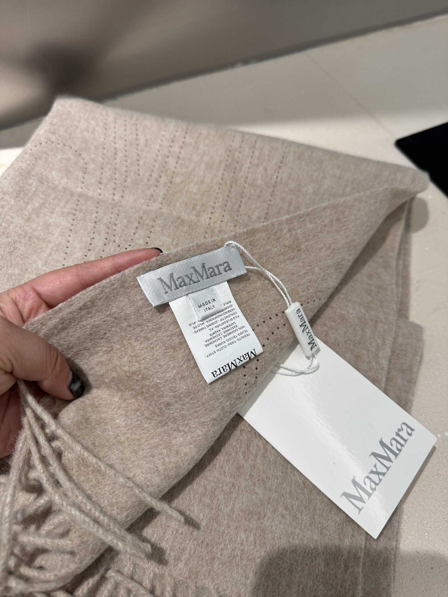 P极简围巾，Max最新版本一眼高级的羊绒羊毛混纺围巾🧣这个款式为什么不做纯绒版本，因为需要打孔的造型，纯