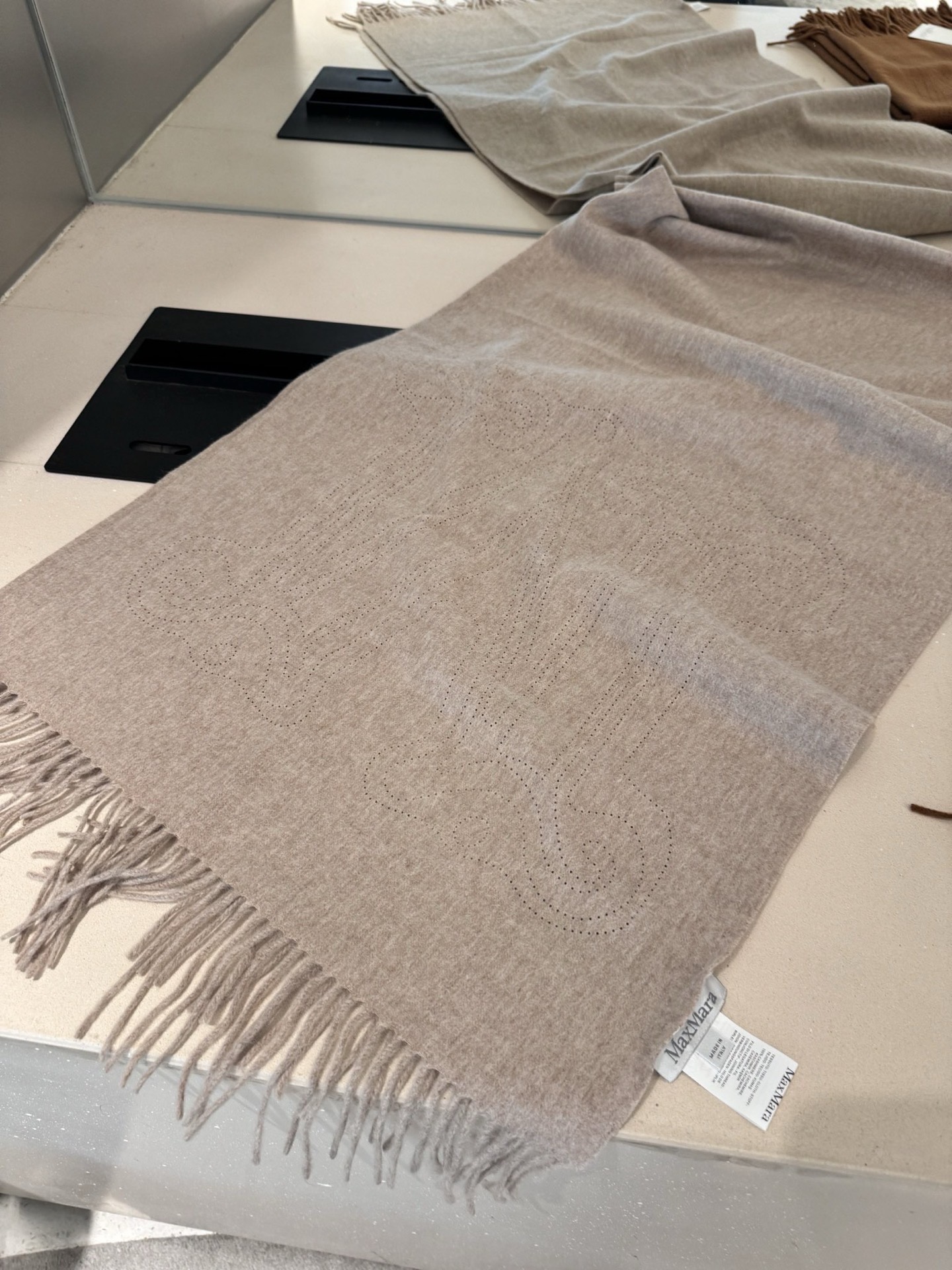 P极简围巾，Max最新版本一眼高级的羊绒羊毛混纺围巾🧣这个款式为什么不做纯绒版本，因为需要打孔的造型，纯