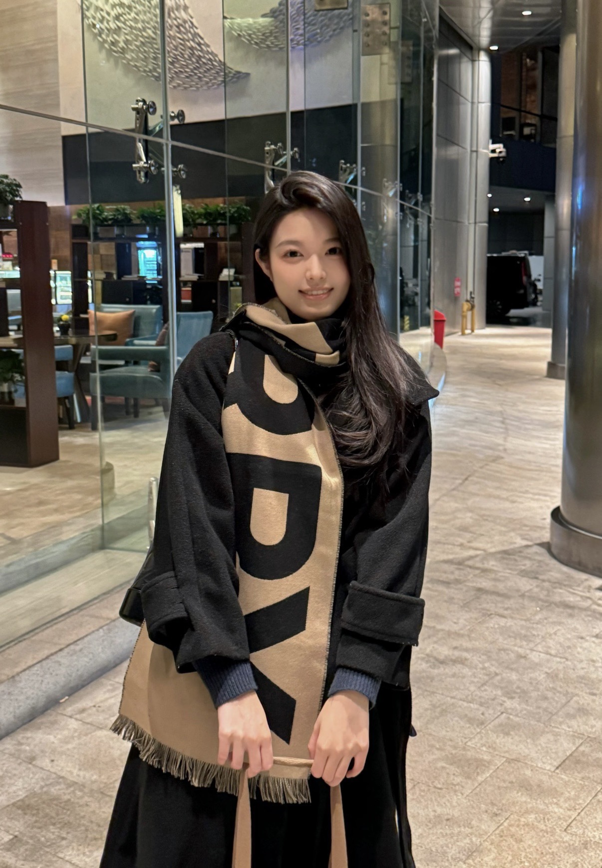 NO:727779,The high version [Double-Sided Long Scarf with Big Letter B] is free of charge, new colors at the counter, really fragrant and a must-have recommendation!  The best quality on the Internet and recommended to my old sisters, all the details are exactly the same!  Don’t worry about buying the Burberry double-sided large letter scarf, it’s super popular, pretty and versatile!  !  Big letter logo is simple and big!  Front and back colors, exactly equal to 2 scarves!  !  A best-selling model at the counter, super warm!  !  Bur once again used two colors on the scarf, and the effect is super great. The counter price is +, which is also very cost-effective!  !  I highly recommend this scarf. It adopts the zero-point velvet method and is super soft, warm and comfortable!  The upper body is magically high-end, unique and uniquely beautiful!  !  !  Minimalist yet classic and timeless!  !  !  !  Size specification 36*180cm!  high version scarf,high version scarf,burberry19860909高版本【B大字母双面长巾】免代购,专柜新色,真香必入推荐款！全网最好的品质推荐给我的老姐妹们,须边细节都是一模一样！放心入Burberry双面大字母围巾,超级火超级好看百搭的！！大字母Logo简约大牌！正反双色,完全等于2条围巾！！专柜热卖的款,超级保暖！！Bur又一次将双色用在了围巾上,效果是超级棒的,专柜售价＋,也是很具有性价比的一款！！这款真心推荐,采用零点底绒法,围巾超级柔暖舒服！上身就是神奇的高级,与众不同,独一份的美！！！极简却又经典永恒！！！！尺寸规格36*180cm！高版本围巾,高版本围巾,burberry,scarf