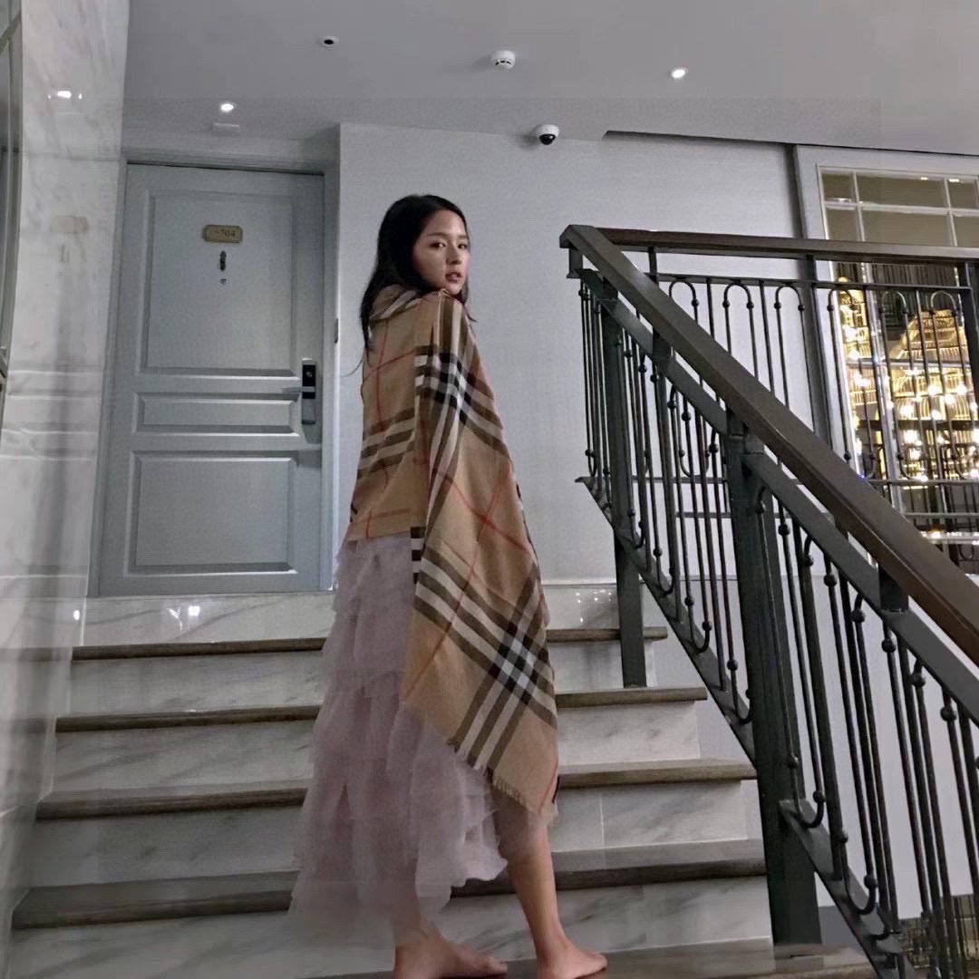 P巴宝莉专柜新款💗围巾披肩重磅来了。专柜验货‼️burberry原单殿堂级皇室最新款‼️专柜在售1600