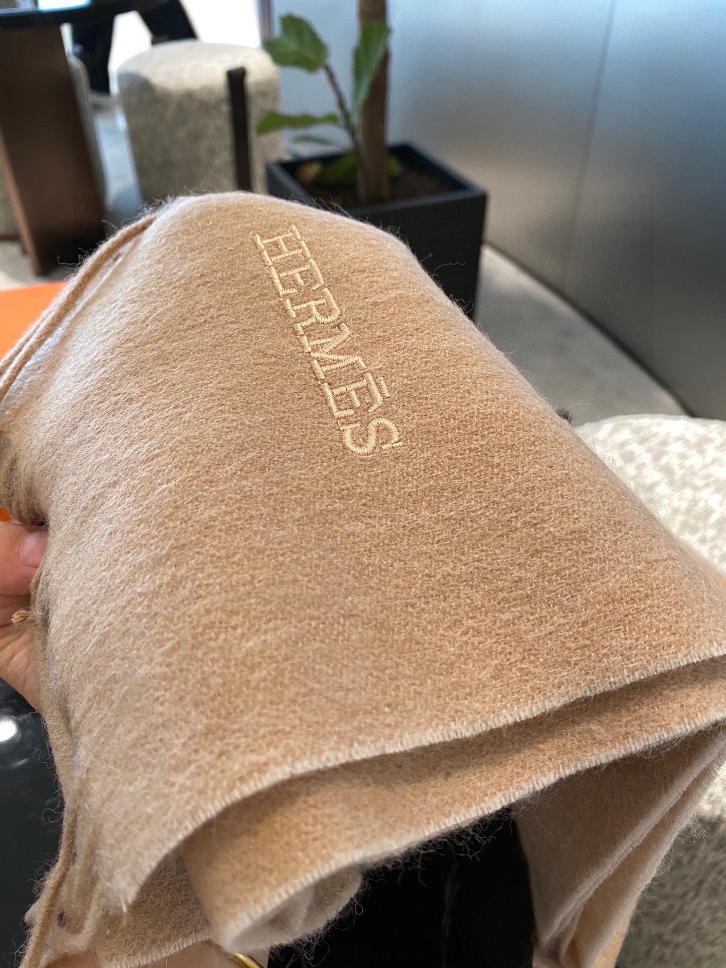 PHERMES🧣爱马仕巴黎时装展商务男士女士通用双面羊绒披肩。代工厂臻选上乘的超细羊绒纤维 进行纯手工精