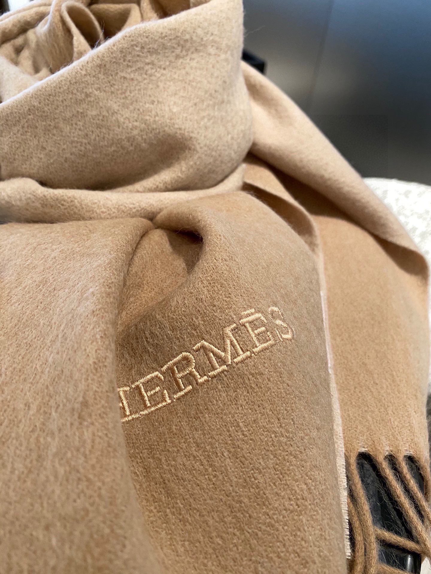 PHERMES🧣爱马仕巴黎时装展商务男士女士通用双面羊绒披肩。代工厂臻选上乘的超细羊绒纤维 进行纯手工精