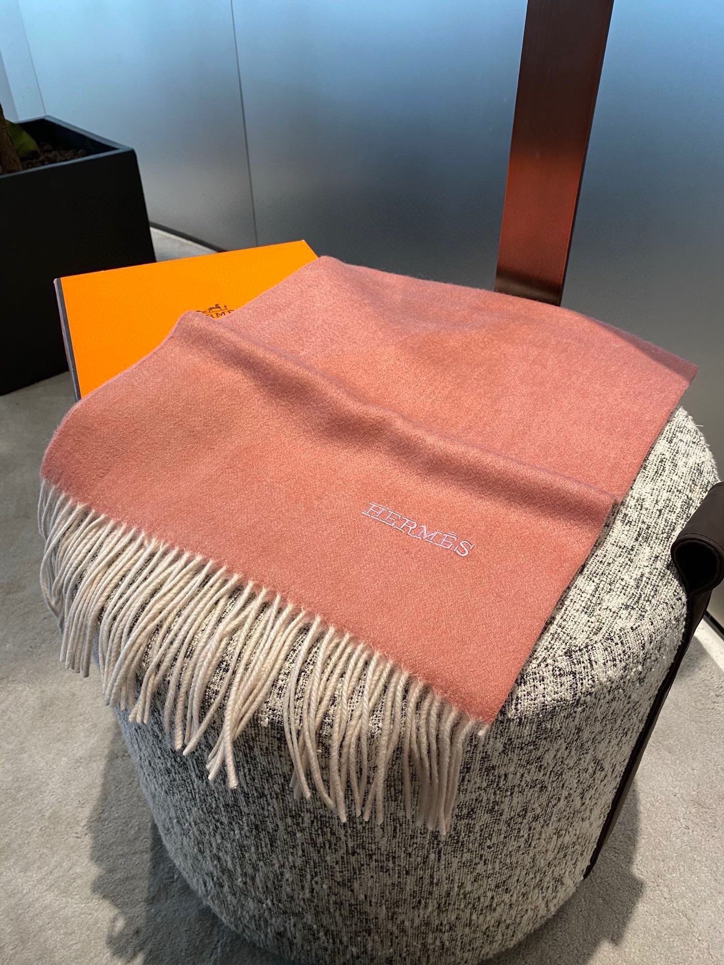 PHERMES🧣爱马仕巴黎时装展商务男士女士通用双面羊绒披肩。代工厂臻选上乘的超细羊绒纤维 进行纯手工精