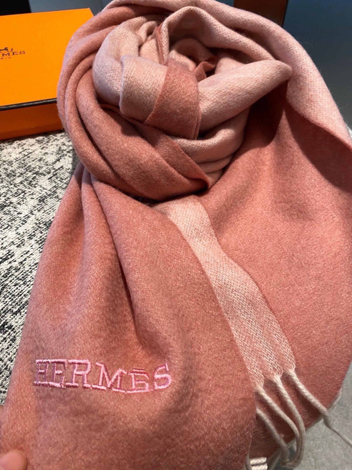 PHERMES🧣爱马仕巴黎时装展商务男士女士通用双面羊绒披肩。代工厂臻选上乘的超细羊绒纤维 进行纯手工精