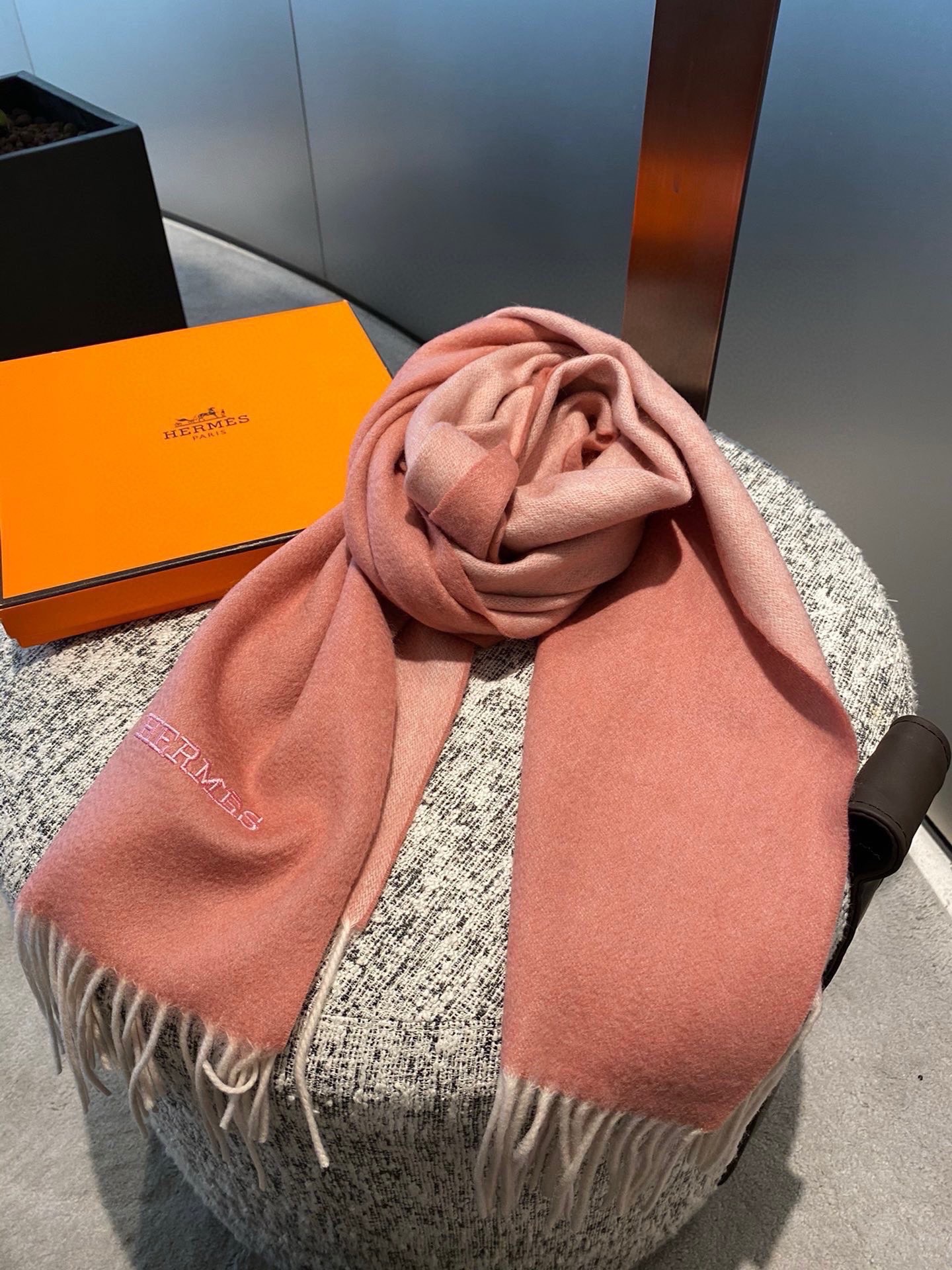 PHERMES🧣爱马仕巴黎时装展商务男士女士通用双面羊绒披肩。代工厂臻选上乘的超细羊绒纤维 进行纯手工精