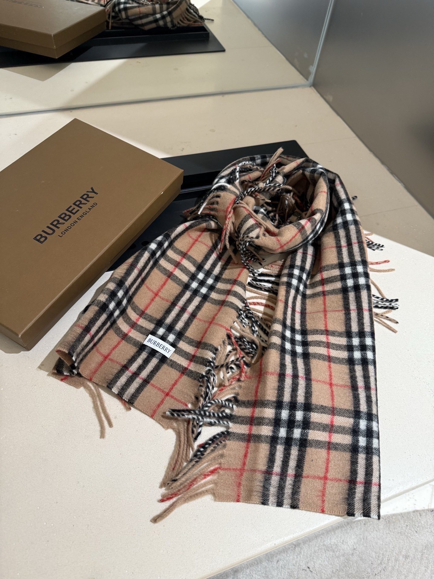 P【B家蜈蚣巾】金靖同款新品到货！顶级羊绒毛，最新款男女通用情侣款👫重磅推荐💥 经典的格子，永不过时。非