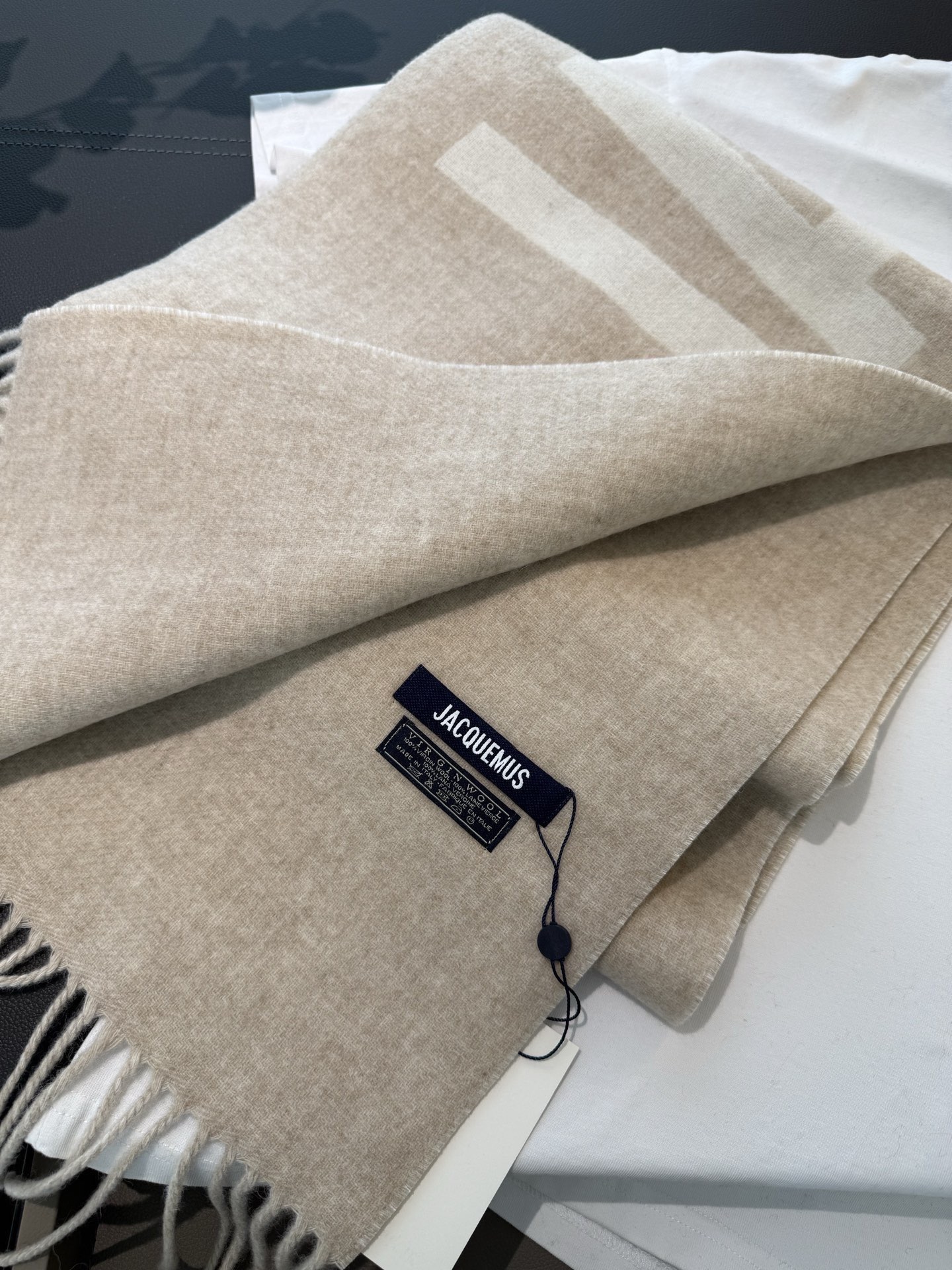 PJacquemus 双面围巾❗今年真的被疯狂种草 今年冬天就非宠这条 好看的要疯掉了，太有型太有魅力了