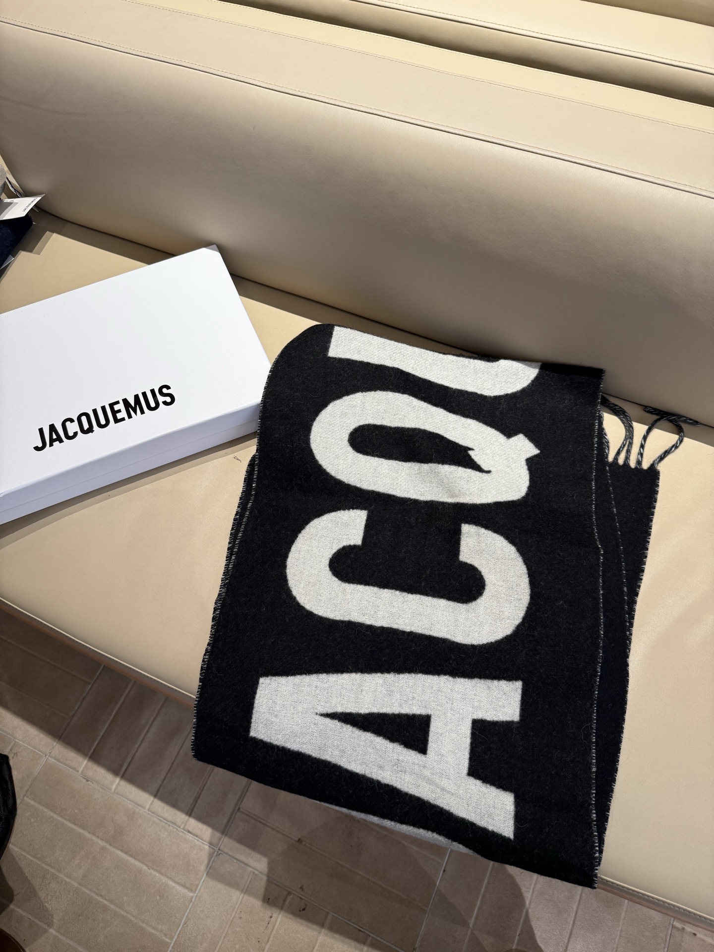 PJacquemus 双面围巾❗今年真的被疯狂种草 今年冬天就非宠这条 好看的要疯掉了，太有型太有魅力了