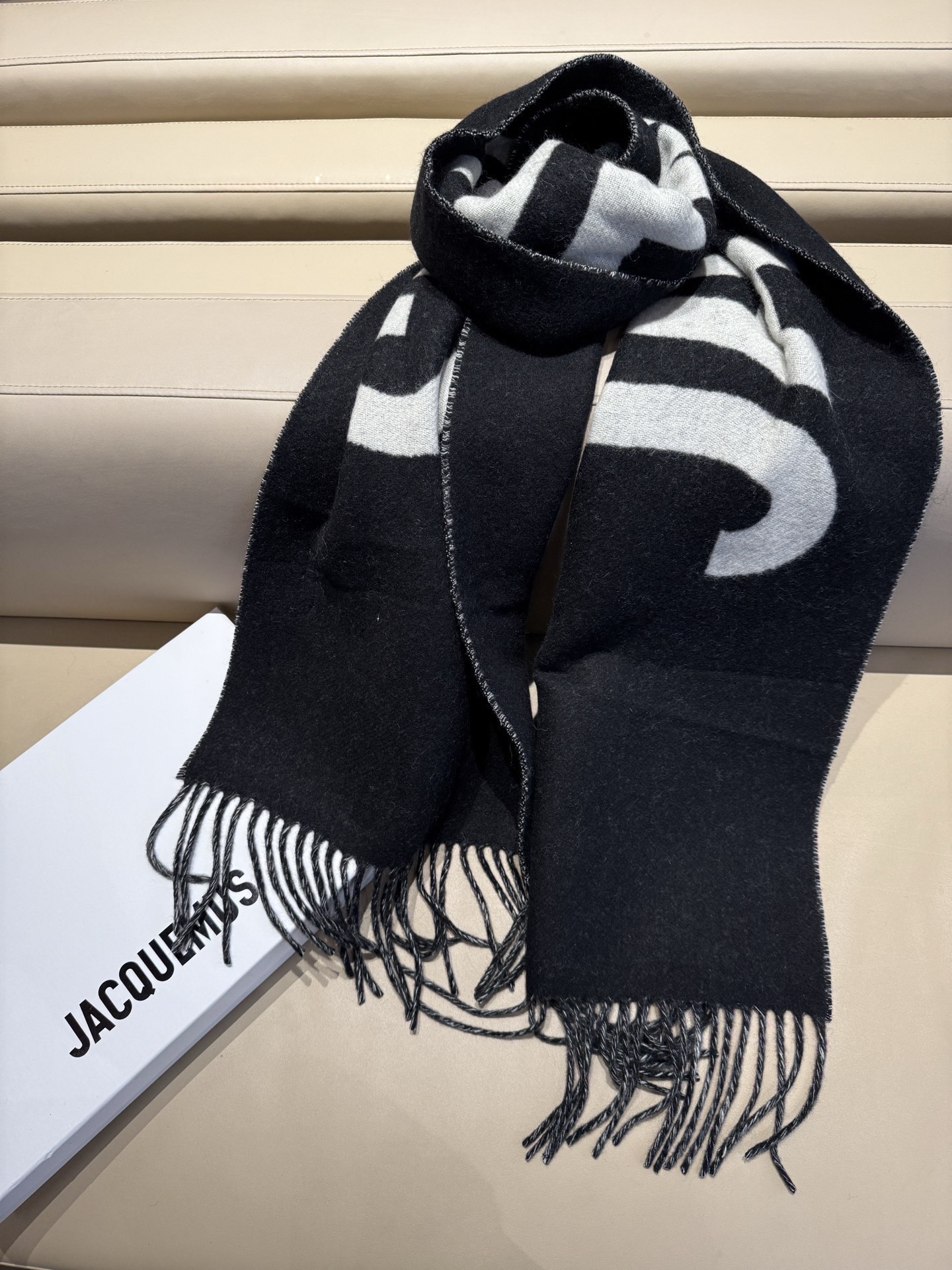 PJacquemus 双面围巾❗今年真的被疯狂种草 今年冬天就非宠这条 好看的要疯掉了，太有型太有魅力了