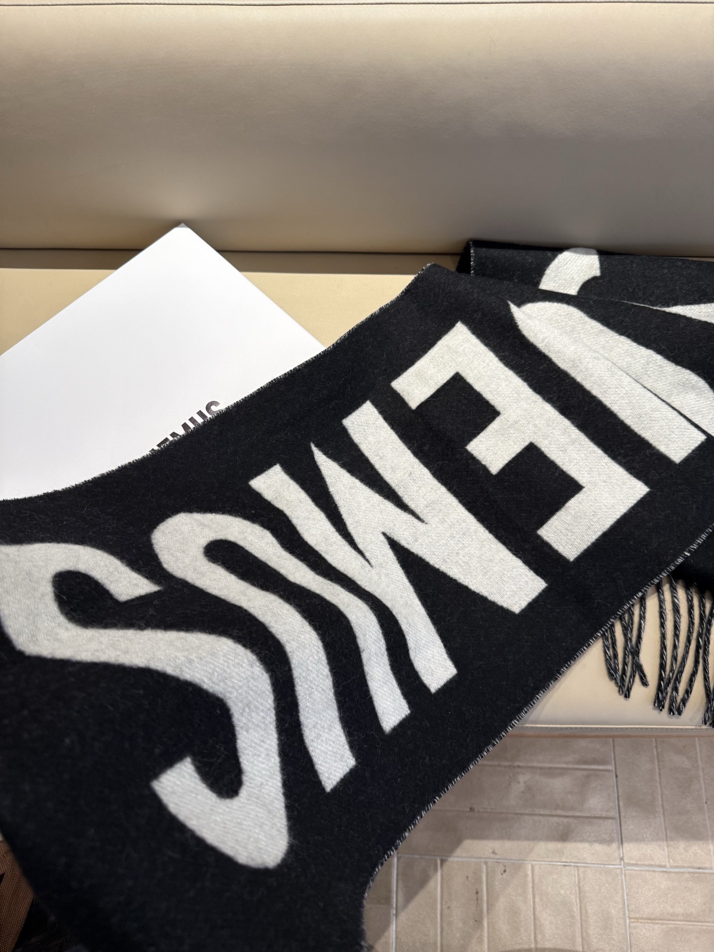 PJacquemus 双面围巾❗今年真的被疯狂种草 今年冬天就非宠这条 好看的要疯掉了，太有型太有魅力了