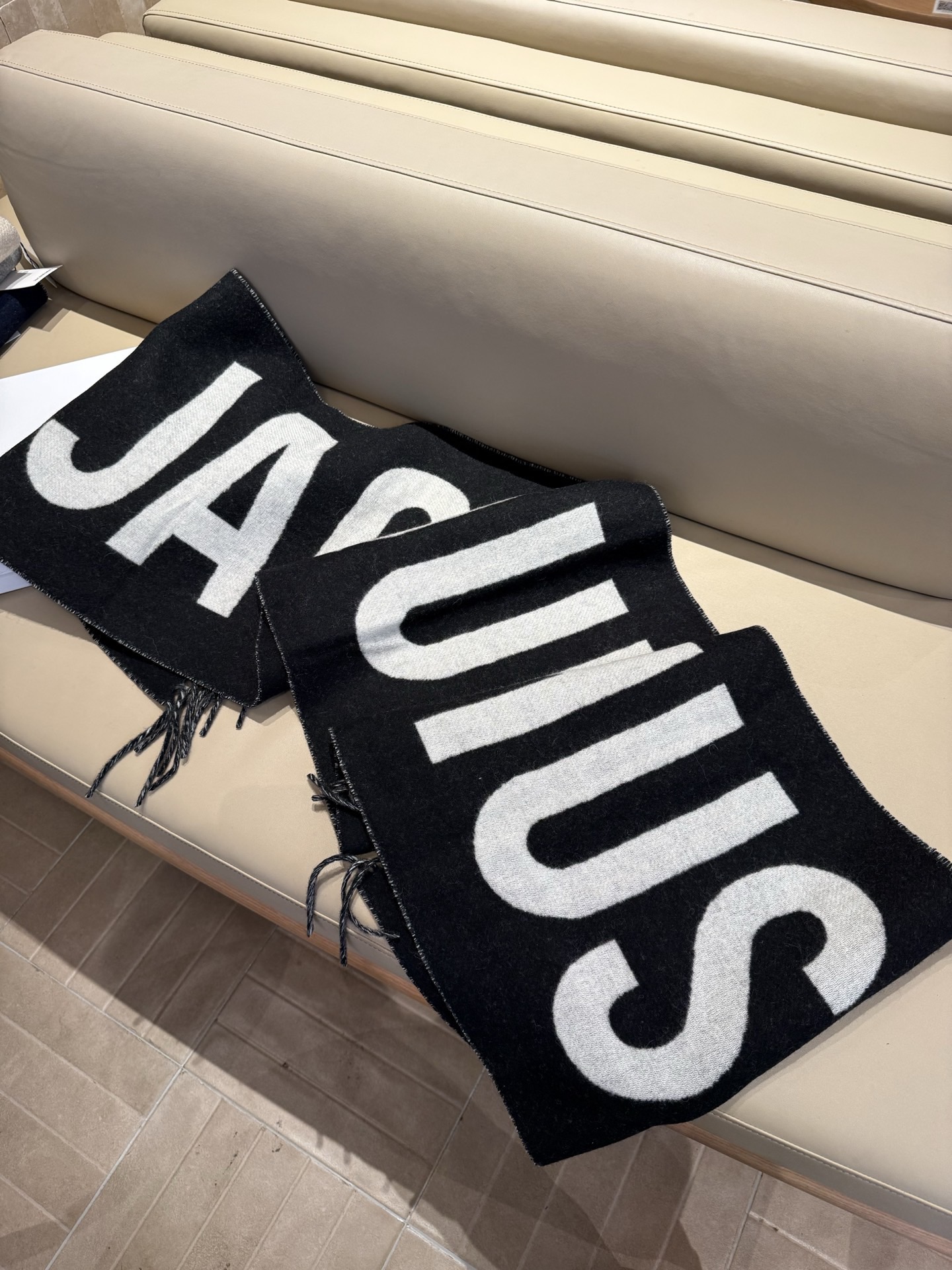 PJacquemus 双面围巾❗今年真的被疯狂种草 今年冬天就非宠这条 好看的要疯掉了，太有型太有魅力了