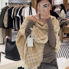 🆕 🆕 P𝐁𝐔𝐑𝐁𝐄𝐑𝐑𝐘 • 𝟐𝟓ꫛꫀꪝ《骑士格纹长巾》 张婧仪同款,原单品质! Size:200x65cm 70% 🆕 🆕 P𝐁𝐔𝐑𝐁𝐄𝐑𝐑𝐘 • 𝟐𝟓ꫛꫀꪝ《骑士格纹长巾》 张婧仪同款,原单品质! Size:200x65cm 70%