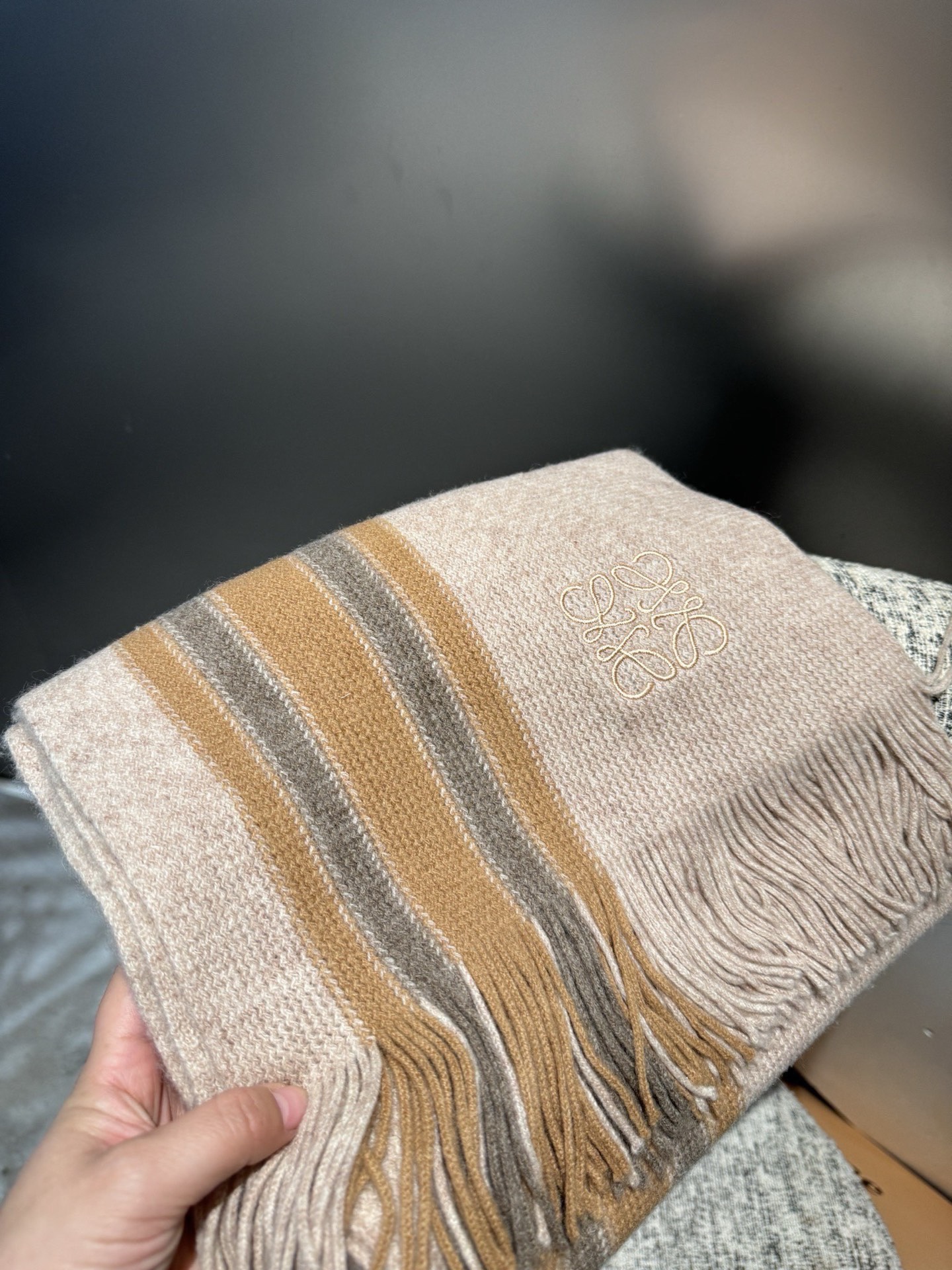 Ploewe 同步专柜，高端羊绒针织围巾！】可正式，可随意，非常Classical的男款设计。这款织法比