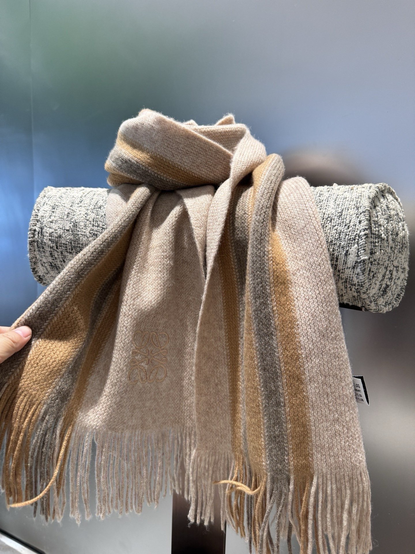 Ploewe 同步专柜，高端羊绒针织围巾！】可正式，可随意，非常Classical的男款设计。这款织法比