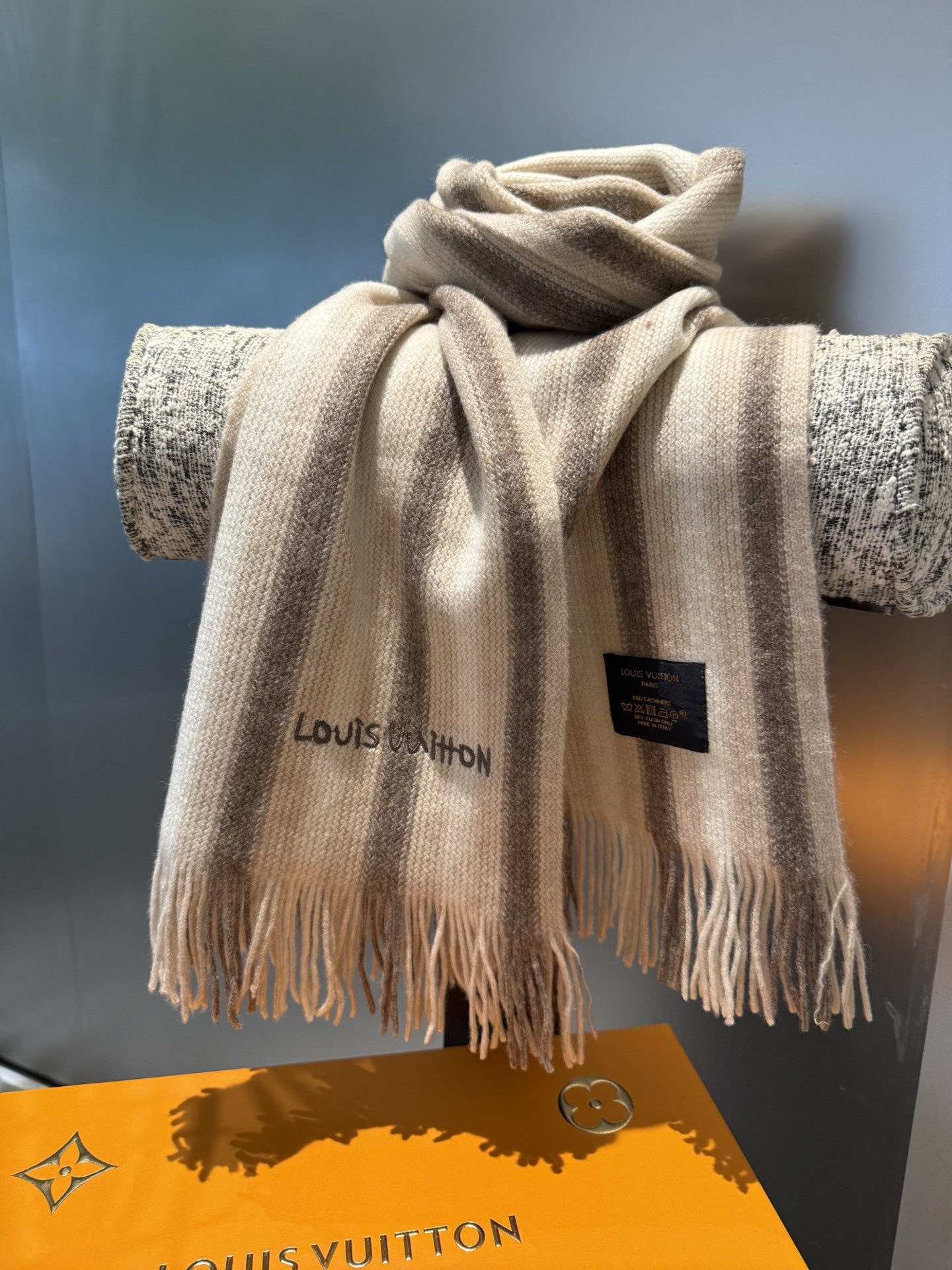 PL V同步专柜，高端羊绒针织围巾！】可正式，可随意，非常Classical的男款设计。这款织法比较难，